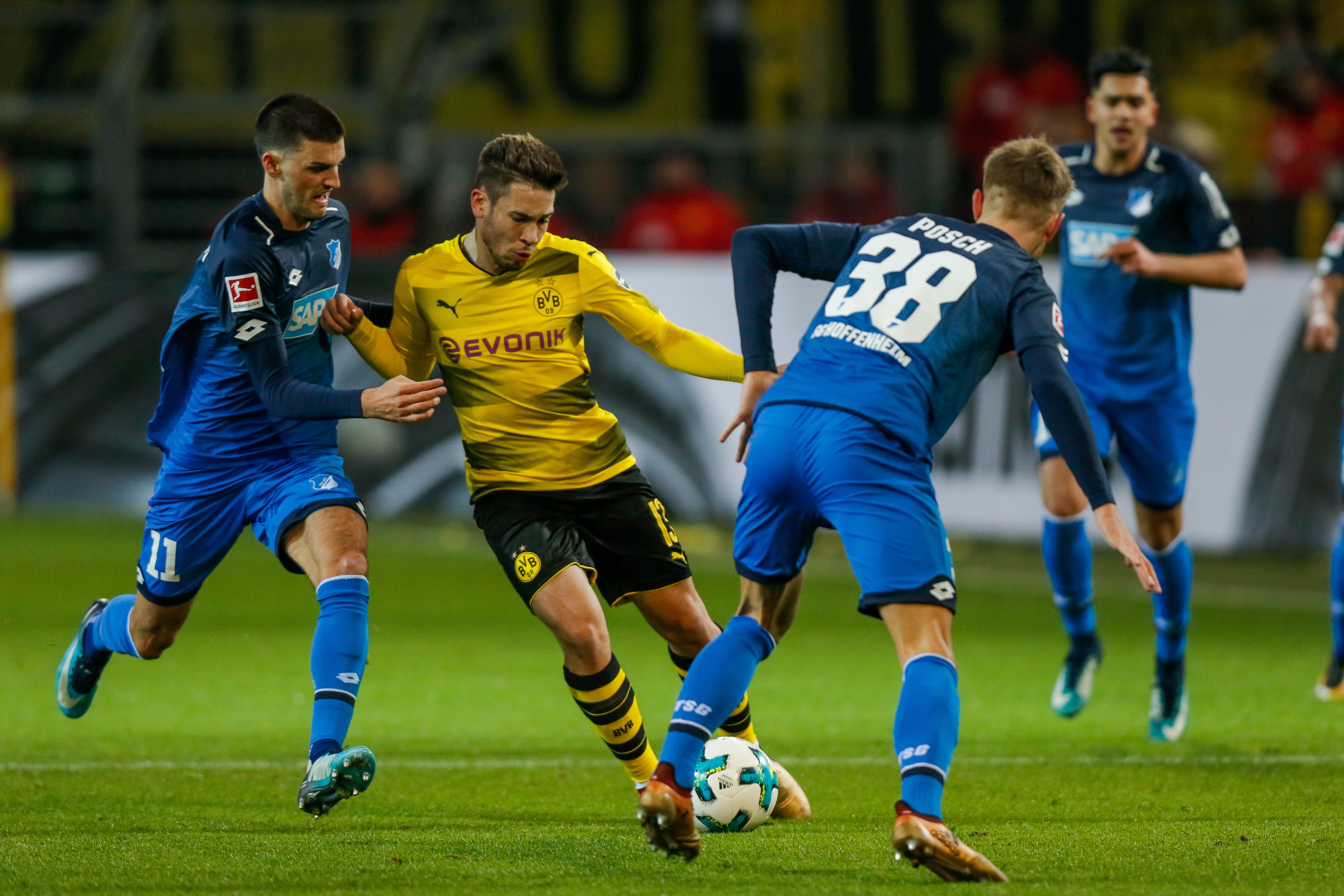 Der BVB setzte sich spät und knapp mit 2:1 gegen die TSG Hoffenheim durch und sprang durch den Erfolg auf Patz drei.