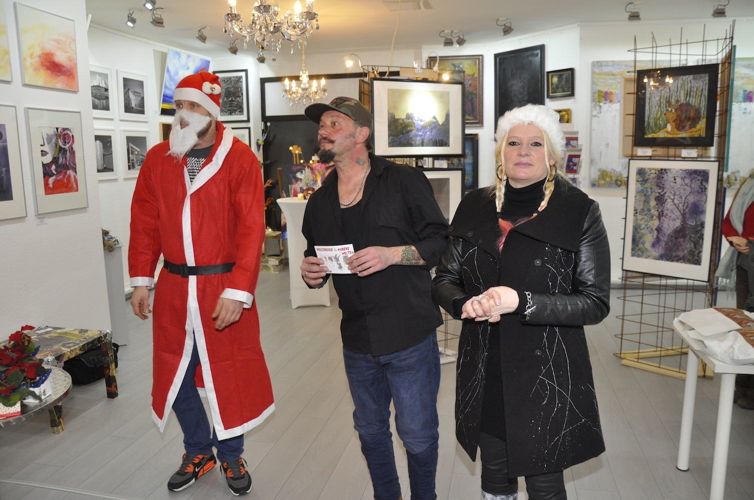 Olaf Müller (m.) und Simone Schneider (r.) begrüßten die Künstler und Gäste mit Unterstützung durch den Weihnachtsmann.
(Foto: Dirk Kleinwegen)