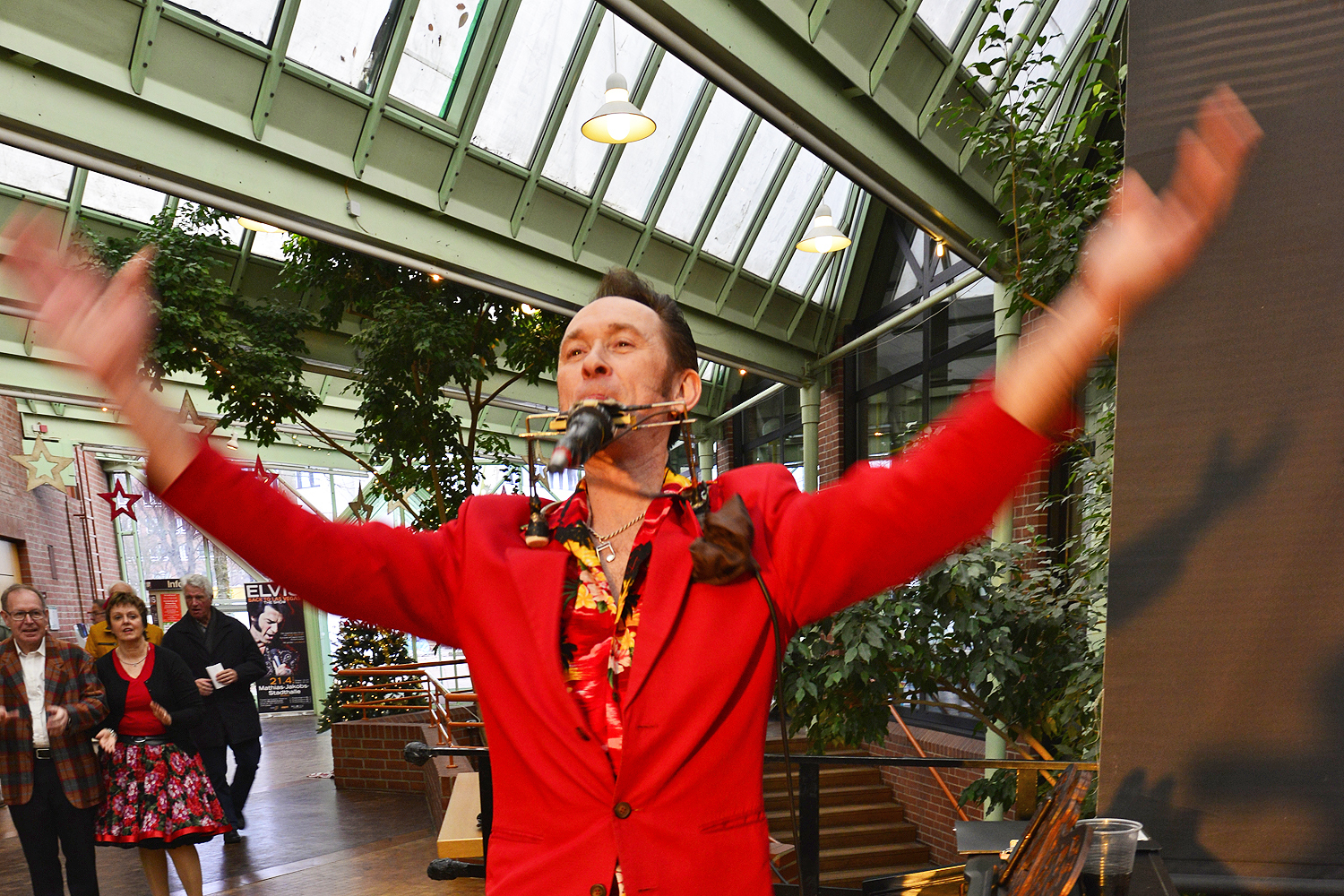 Natürlich stieg Vito auch hin und wieder aufs Klavier, haute wie Jerry Lee Lewis mit den Schuhen in die Tasten oder spielte in Rücklage liegend auf dem Piano-Hocker. Mitreißend war auch sein perfektes Bluesharp-Spiel. Foto: Kariger