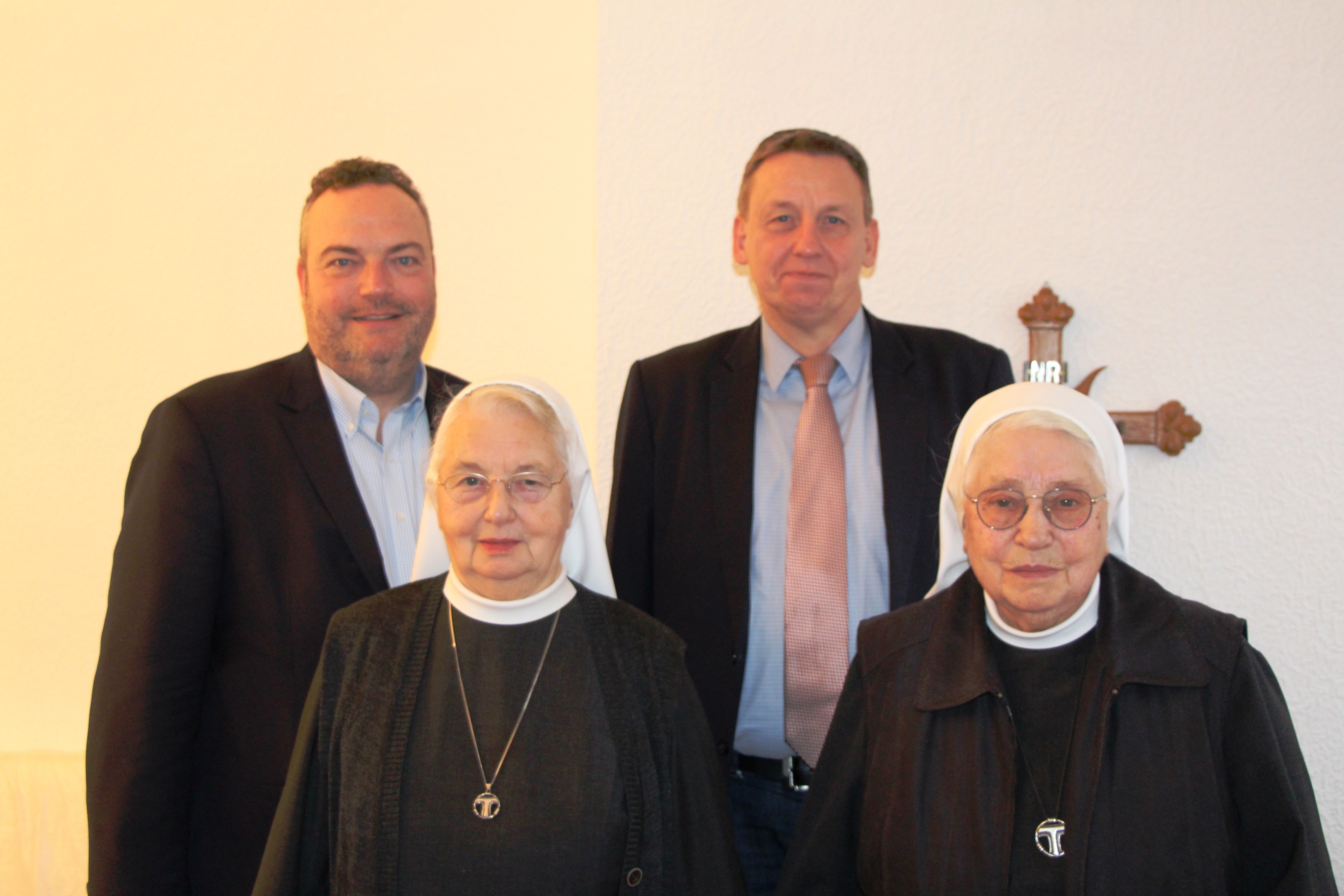 Ihren traditionellen Weihnachtsbesuch statteten am Freitagmorgen Bürgermeister Bodo Klimpel und Kämmerer Dirk Meussen den Ordensschwestern des Sixtushospitals ab.