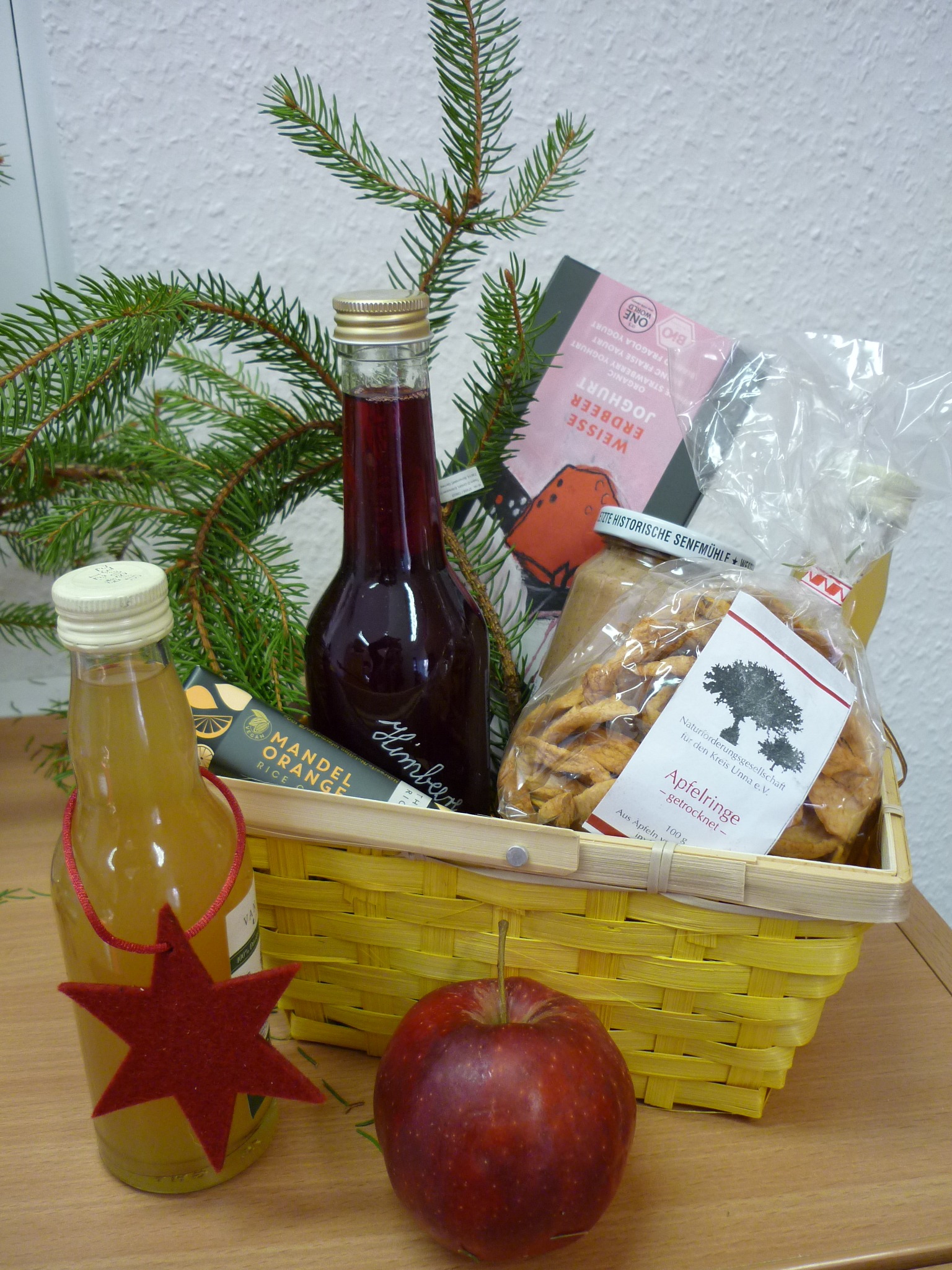 Ein nachhaltiger Mix im Warenkörbchen: regionale Apfelprodukte, Selbstgemachtes und Fairtrade-Schokolade