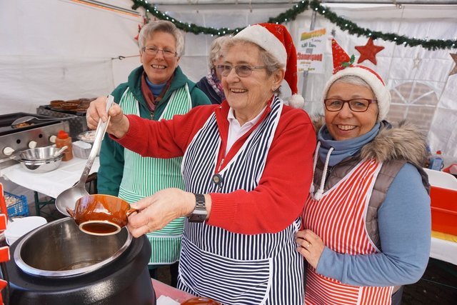 Die "Schießfrauen" haben Hühnersuppe mit selbst gemachten Nudeln gekocht.