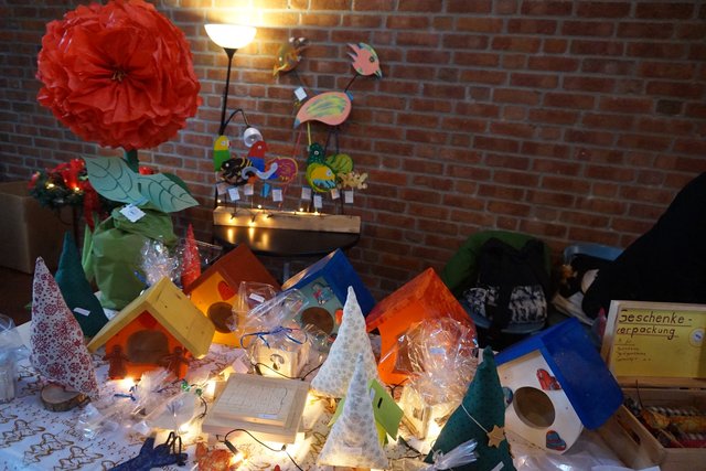 Die WFB Werkstätten bieten u.a. Vogelhäuschen an.