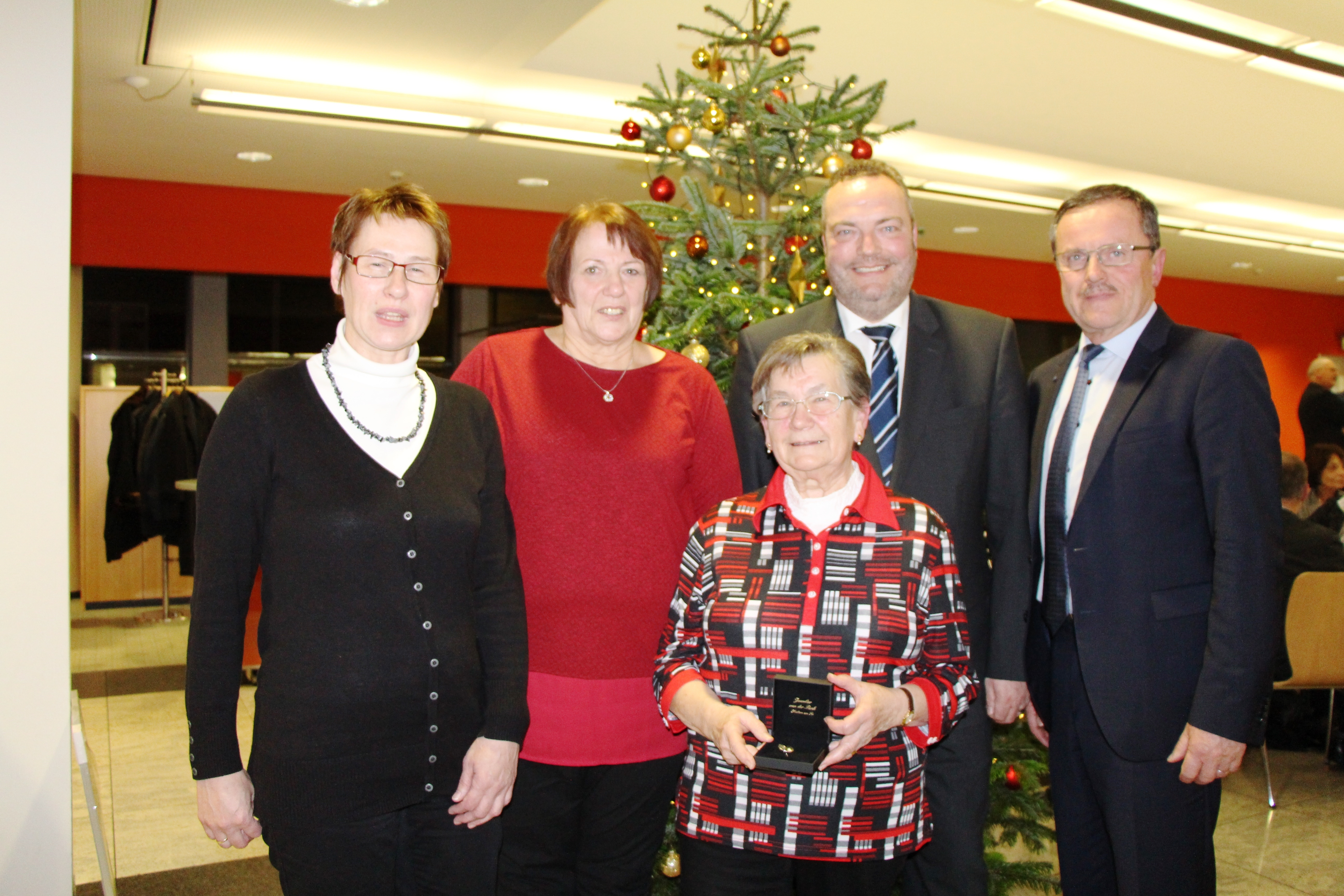 Das Foto zeigt von links: Petra Badur, Gerhild Krüger, Ellengart Grossekemper, Bürgermeister Bodo Klimpel und seinen Stellvertreter Heinrich Wiengarten.