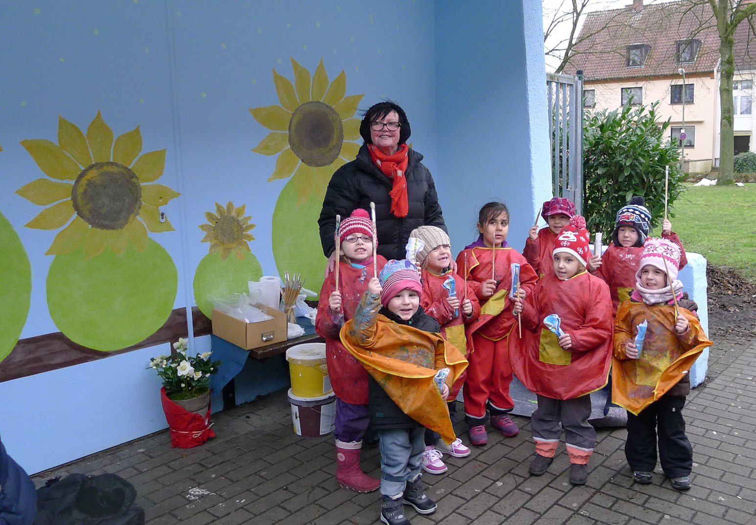 Die Kinder halfen kräftig mit, die Haltestelle zu verschönern.