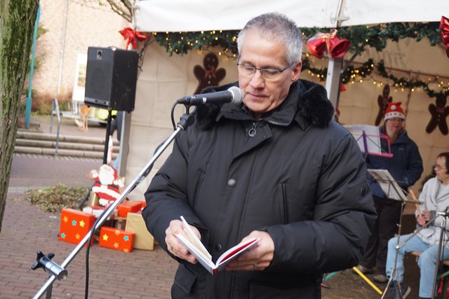 Der Bürgermeister liest aus dem Buch "Volle Kanne in die Tanne" zwei Geschichten vor.