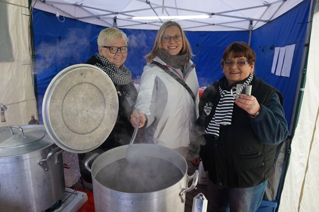 Es ist noch jede Menge Glühwein da.