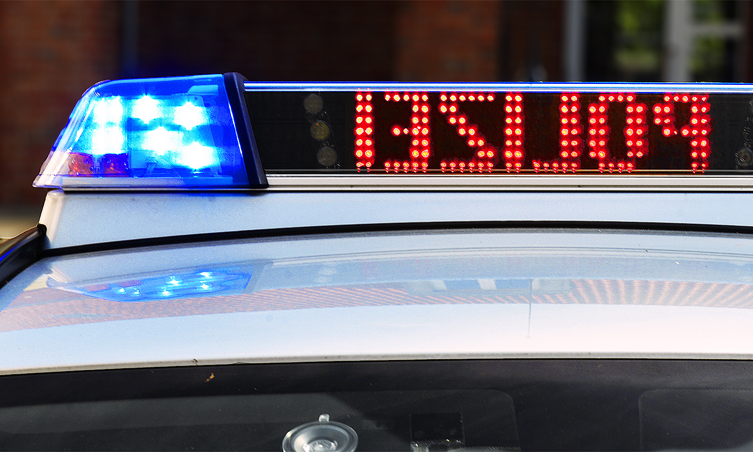 Bei der Suche nach dem auffälligen gelben Oldtimer bittet die Polizei um Mithilfe.