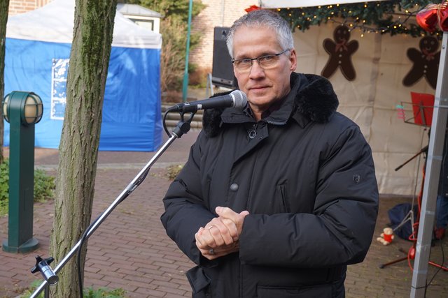 Bürgermeister Frank Schneider eröffnet den Weihnachtsmarkt nach dem 12 Uhr-Läuten.
