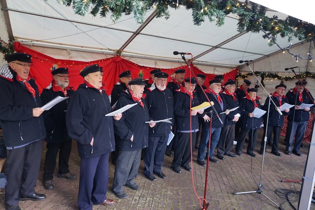 Der Shanty-Chor war mit gut 20 Sängern vertreten.