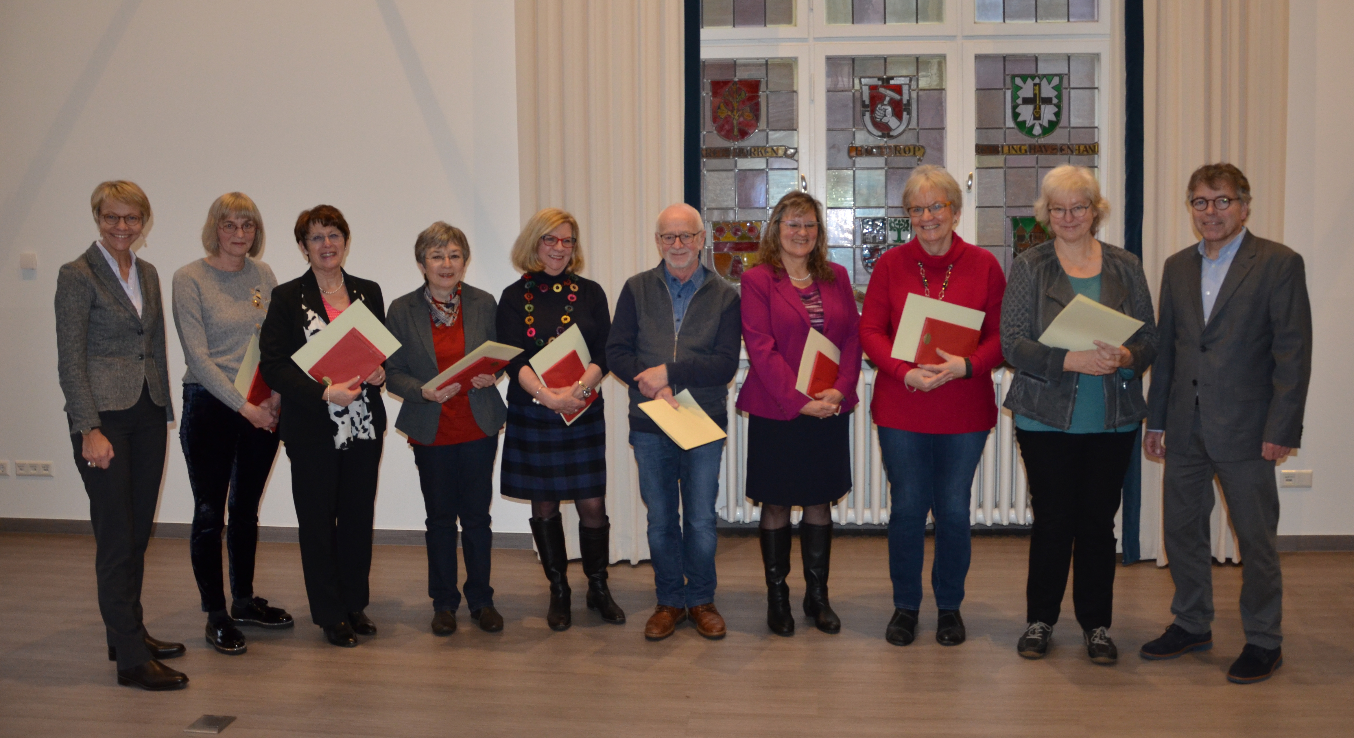 Lehrerinnen und Lehrer aus Schulen im Kreis Recklinghausen sind in der Bezirksregierung Münster geehrt worden.
Foto v.l.: Regierungspräsidentin Dorothee Feller
Klaas, Margarete-Franziska (Fährmannschule Recklinghausen)
Badners, Petra (Gem. Grundschule Sickingmühle, Marl)
Kunert, Petra (Anne-Frank-Realschule Gladbeck)
Baxmann, Christa (Anne-Frank-Realschule Gladbeck)
Hiermes, Hans-Walter (Glück-auf-Schule Marl)
Koppers, Barbara (Erich-Kästner-Realschule Gladbeck)
Lüker, Mechthild (Martin-Luther-Schule Hert
