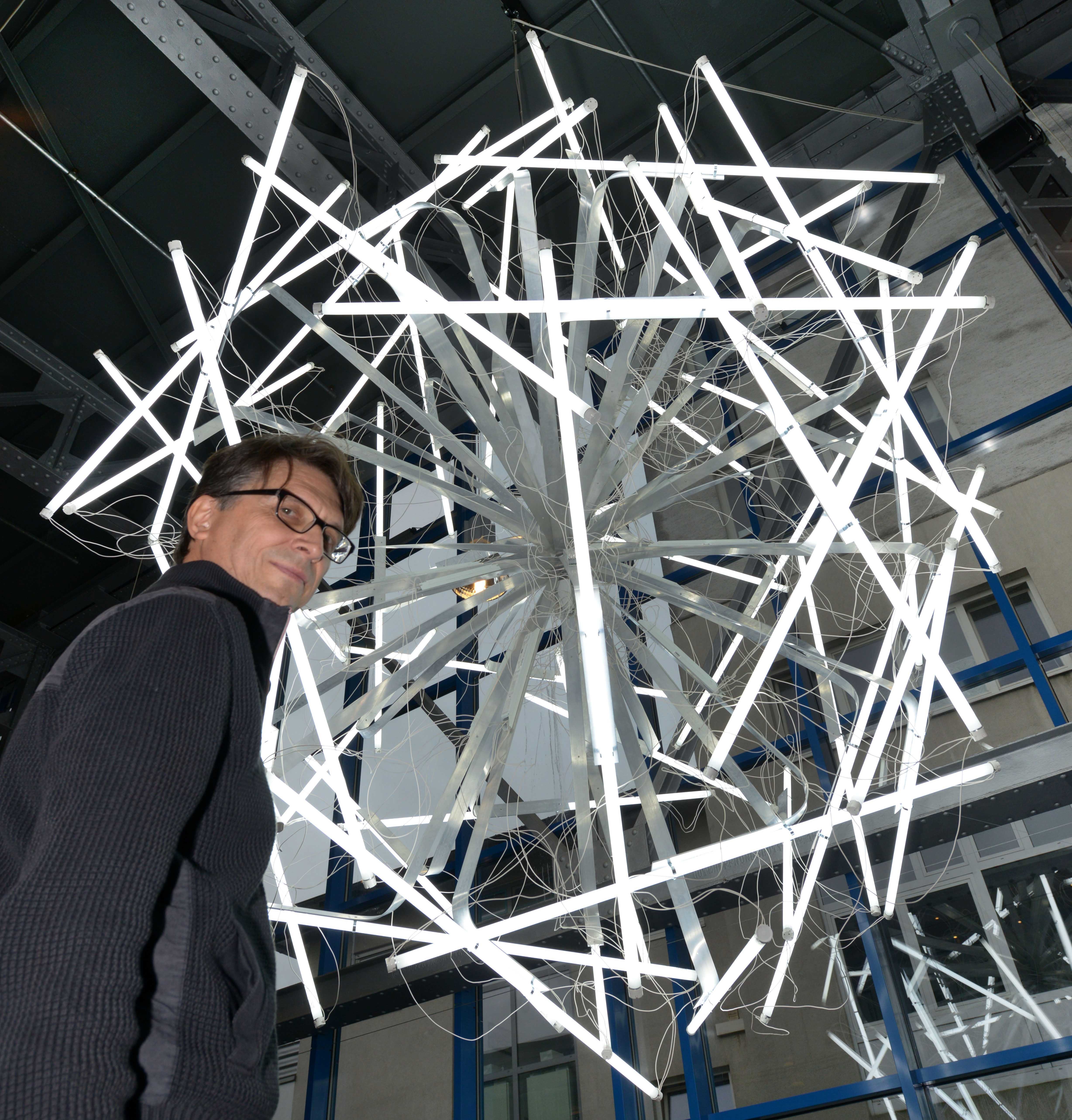 50 Leuchtstoffröhren hat Volkhard Kempter in ein sternförmiges Aluminiumgerüst gehängt. Die leuchtende Kunst hat einen Durchmesser von drei Metern und wiegt 140 Kilogramm.