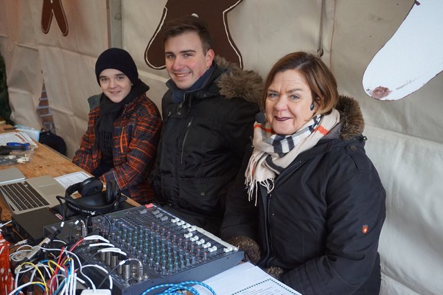 Monika Fontaine wird bei der Bühnentechnik von ihrem Sohn (links) und einem Freund der Familie unterstützt.