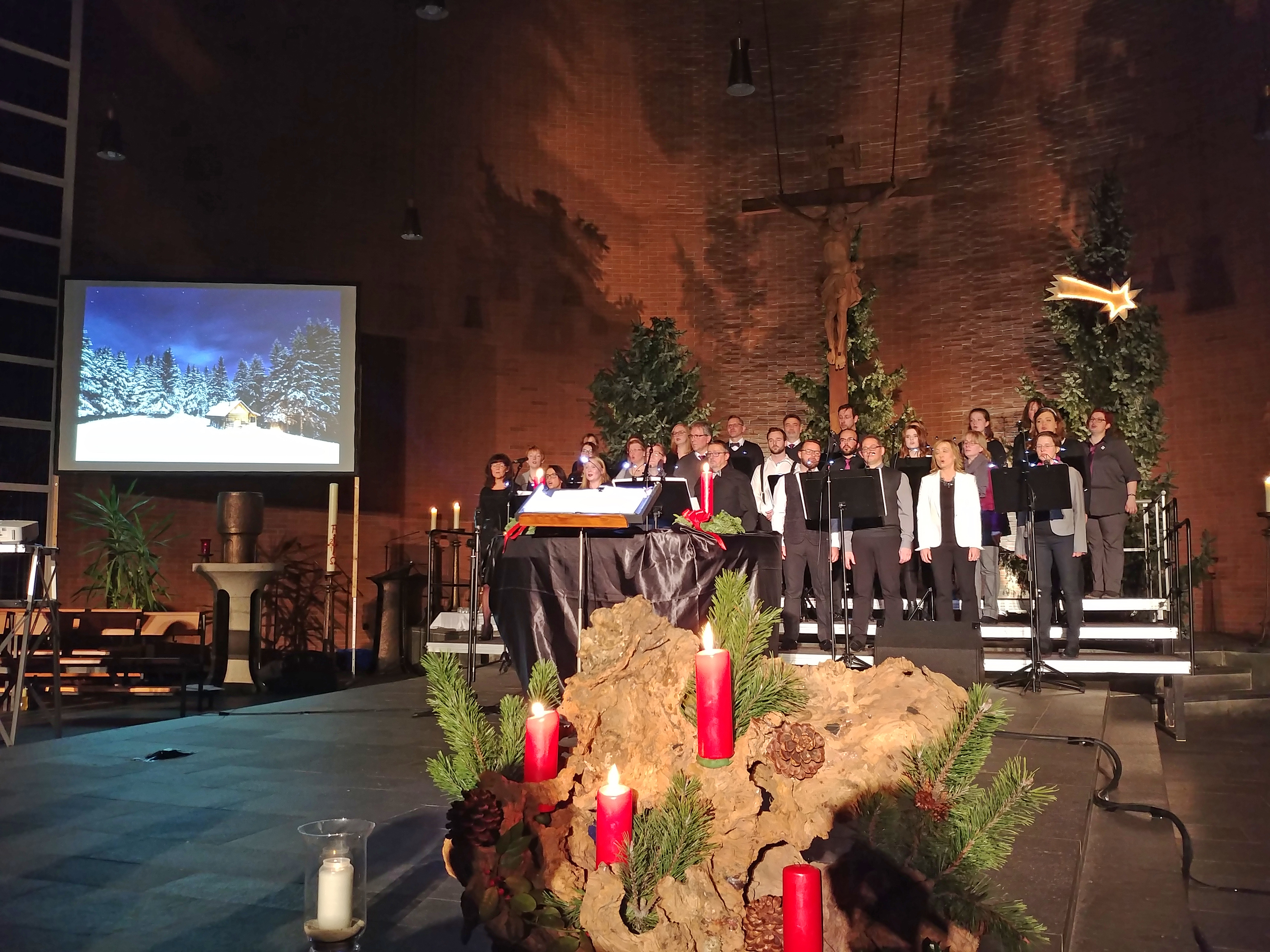 Ein bewegendes Konzert bei Kerzenschein gab's in der Neuasselner Pfarrkirche St. Nikolaus von Flüe.