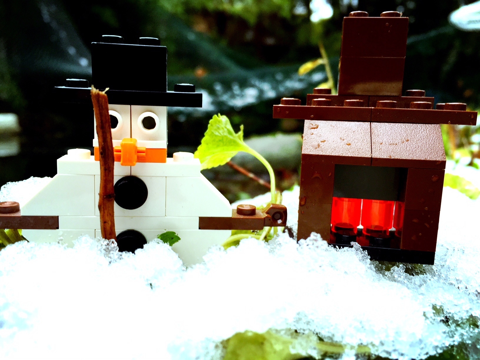 Mülheim: Schneemann wärmt sich an prasselndem Kaminfeuer