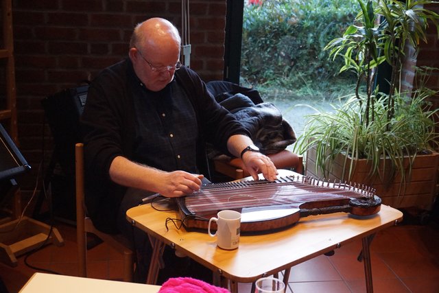 Baurat a.D. Hans-Otto Weber unterhält die Cafeteria-Gäste auf der Zither mit weihnachtlichen Weisen.