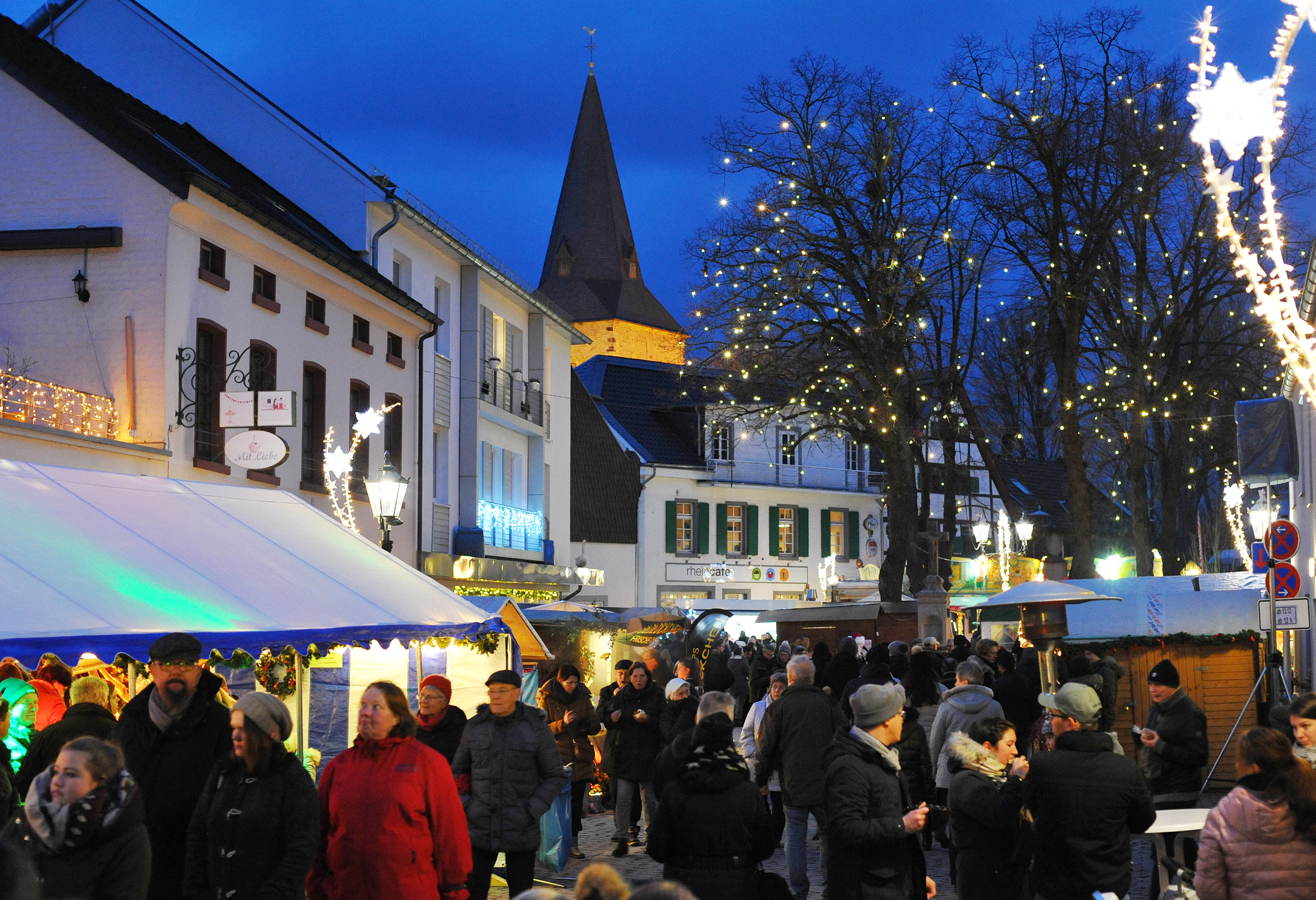 Rund 50 Buden reihten sich wie Perlen auf der Schnur von der Doll Eck bis zum Alten Markt.