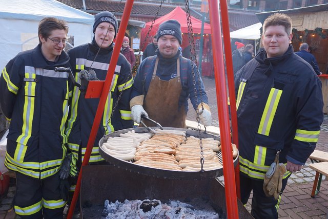 Die Grillwurst der Feuerwehr findet reißenden Absatz.