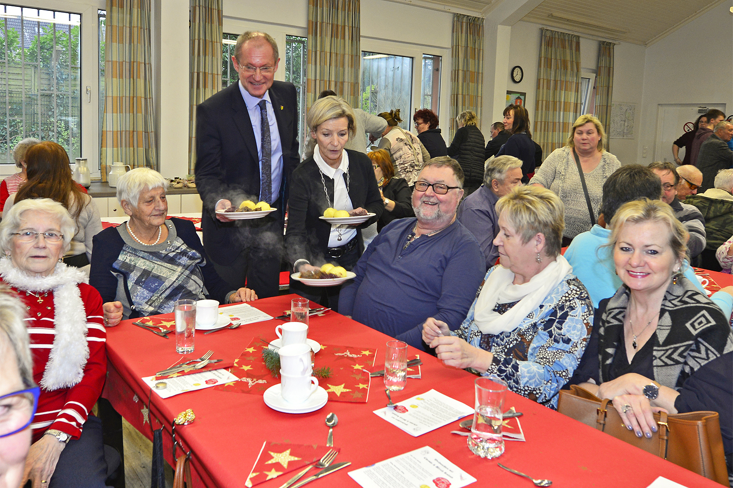 Wildgulasch mit Rotkohl und Klößen stand auf dem Speiseplan beim "Weihnachtsessen" der SPD-Rosenhügel. Und Bürgermeister Ulrich Roland ließ es sich nicht nehmen, gemeinsam mit seiner Frau Christa die zahlreiche Gäste im "Heinrich-Weidemeier-Haus" zu bedienen.