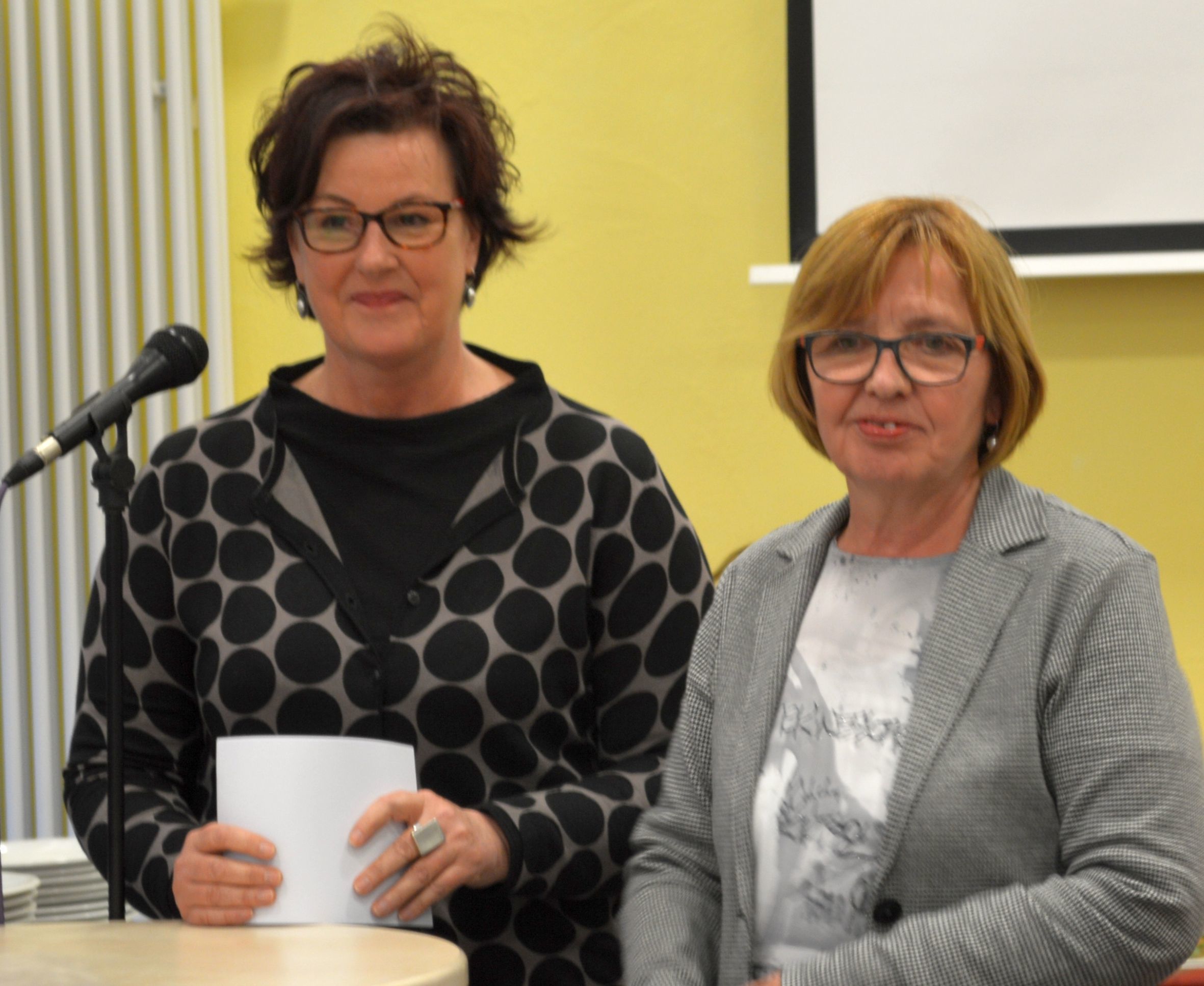 Pflegedirektorin Anne Rabeneck (li.) bedankte sich herzlich für die gute Zusammenarbeit. Bilder: LWL/Seifert