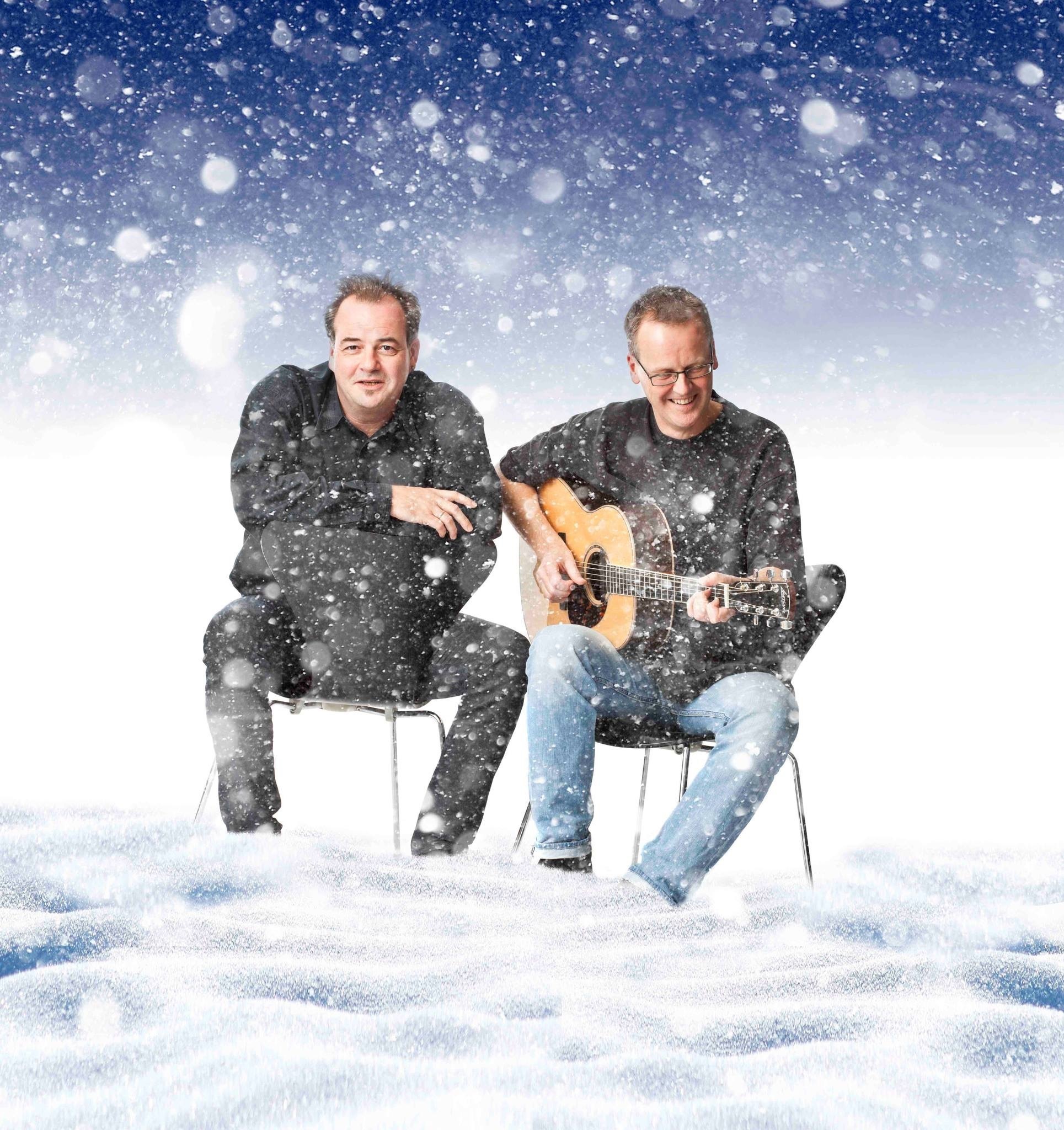 Michael Baum und Peter Kroll-Ploeger singen in der Stadtbücherei.