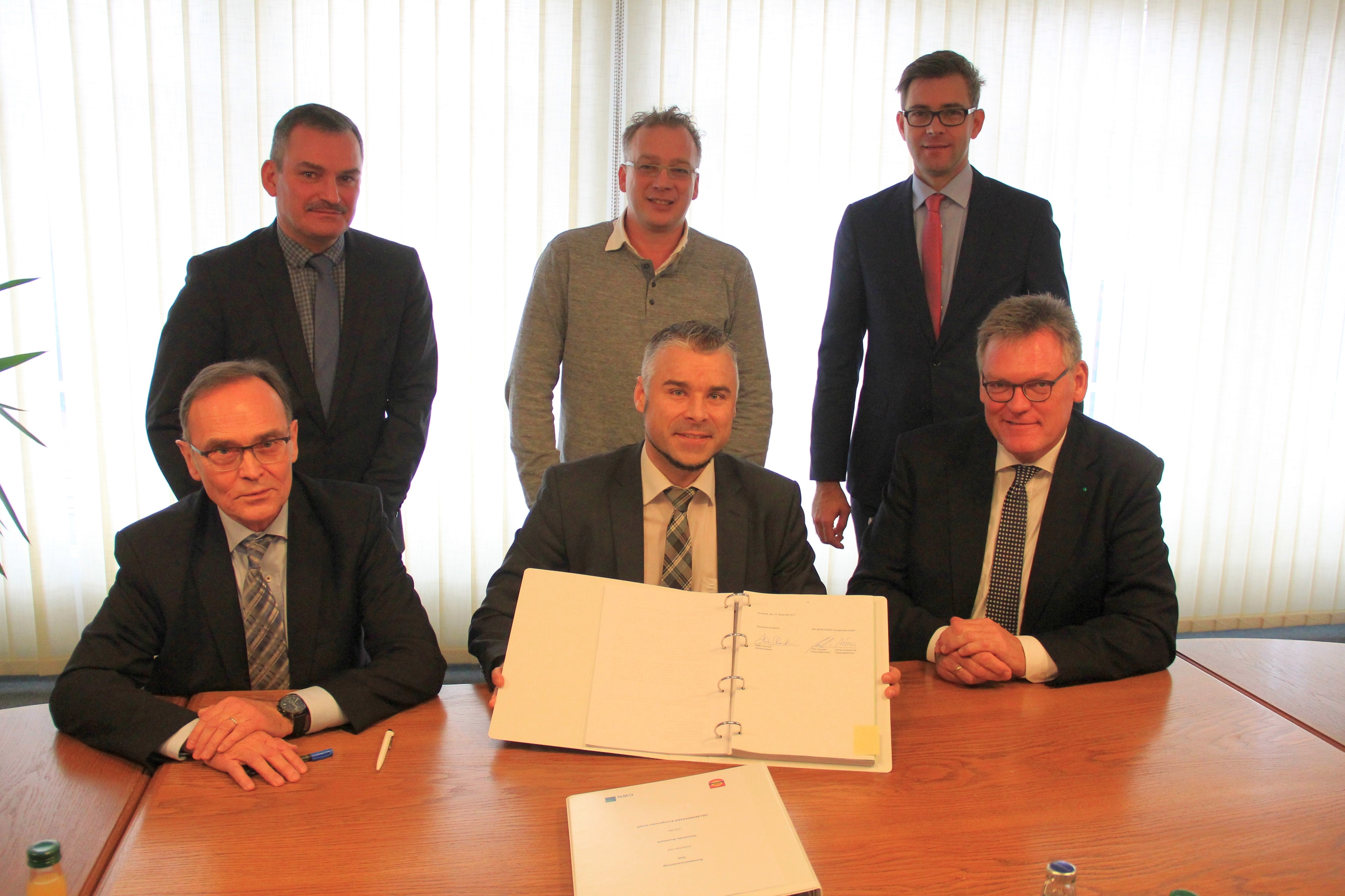 Christian Creutzburg, Leiter der GWN-Betriebsdirektion Niederrhein, die Fachbereichsleiter Willi Tenhagen und Georg Tigler (hinten, von links) und Sonsbecks Bürgermeister Heiko Schmidt (vorne, mitte) mit den beiden GWN-Geschäftsführern Heiler Krietenbrink und Thilo Augustin (von links) freuen sich auf weitere 20 Jahre guter Zusammenarbeit.