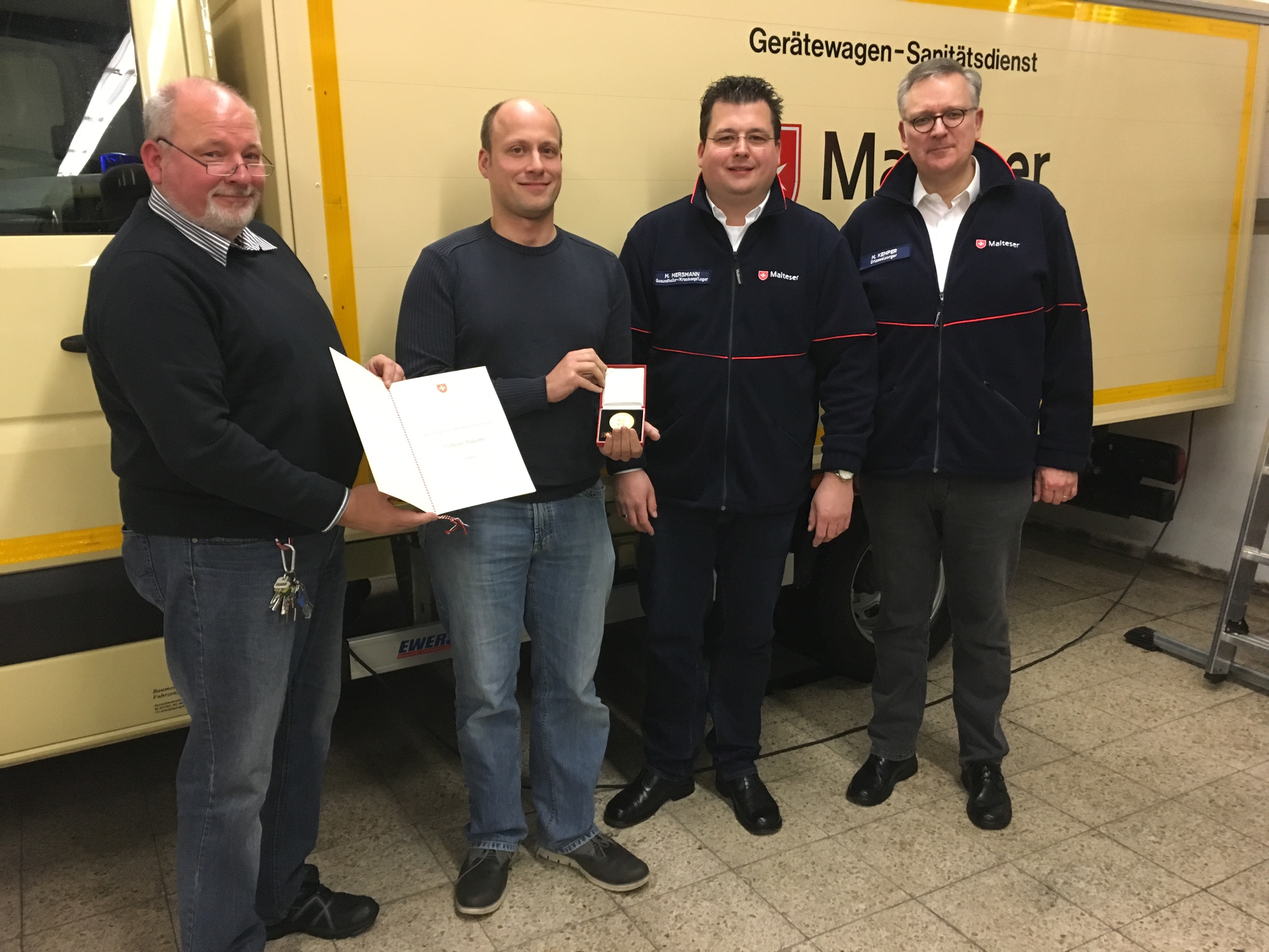 Stadtbeauftragter Martin Mersmann (l.) freut sich mit Heiko Zdziarsteck (2.v.l.), Matthias Mersmann (2.v.r.) und Diakon Kemper (r.) über die Auszeichnung.