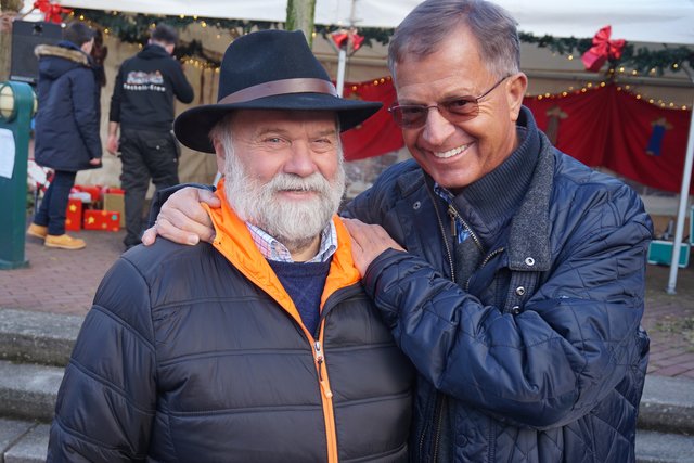 Mitorganisator Günter Kalla (links) mit dem Hausherrn Pfarrer Gerhard Trimborn.