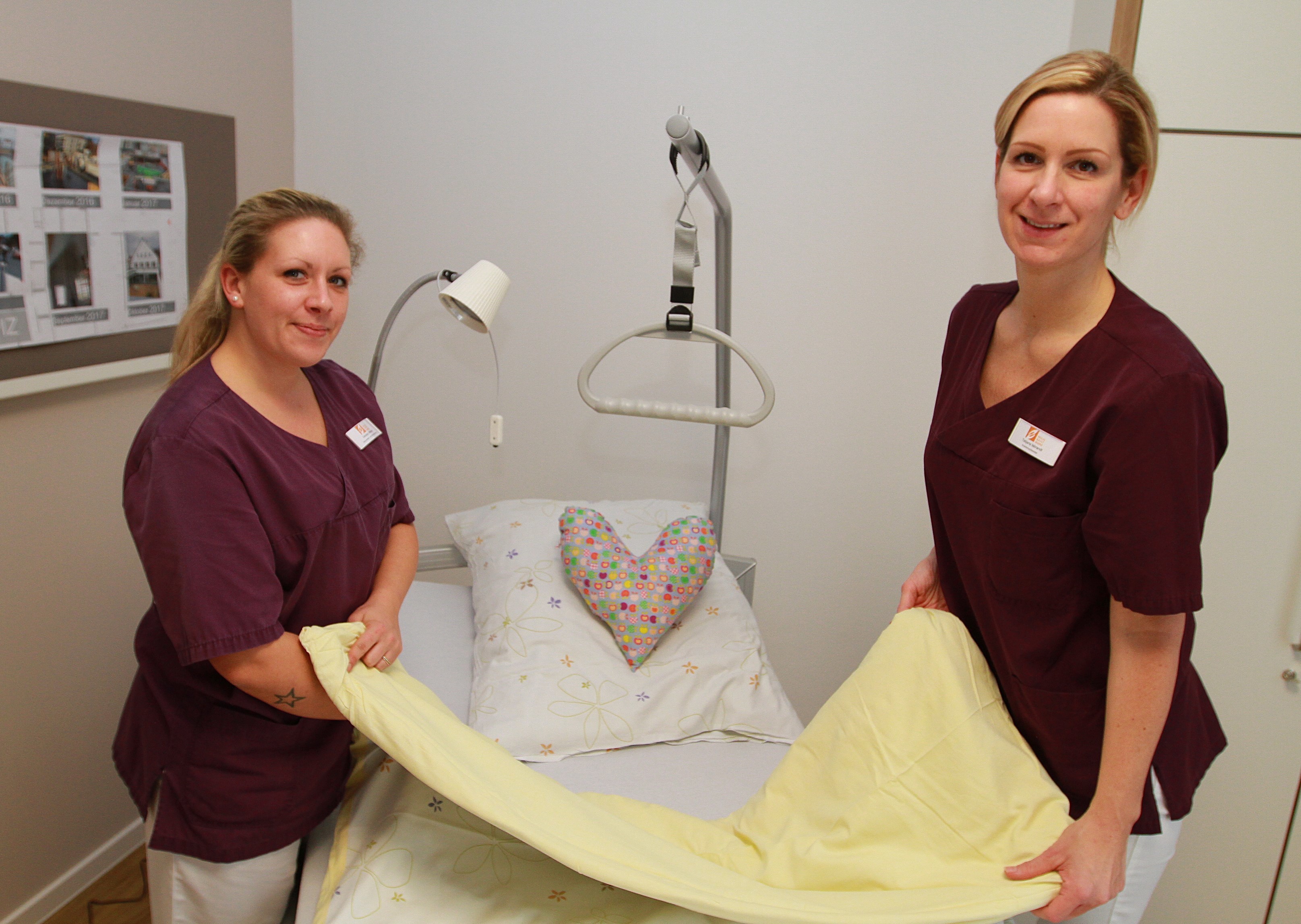 Gut vorbereitet ist das Hospiz mit seinen Mitarbeitern, hier Schwester Vanessa Wilberg (l.) und Schwester Tatjana Ijsbrandt beim Herrichten der Betten in den Bewohnerzimmern.