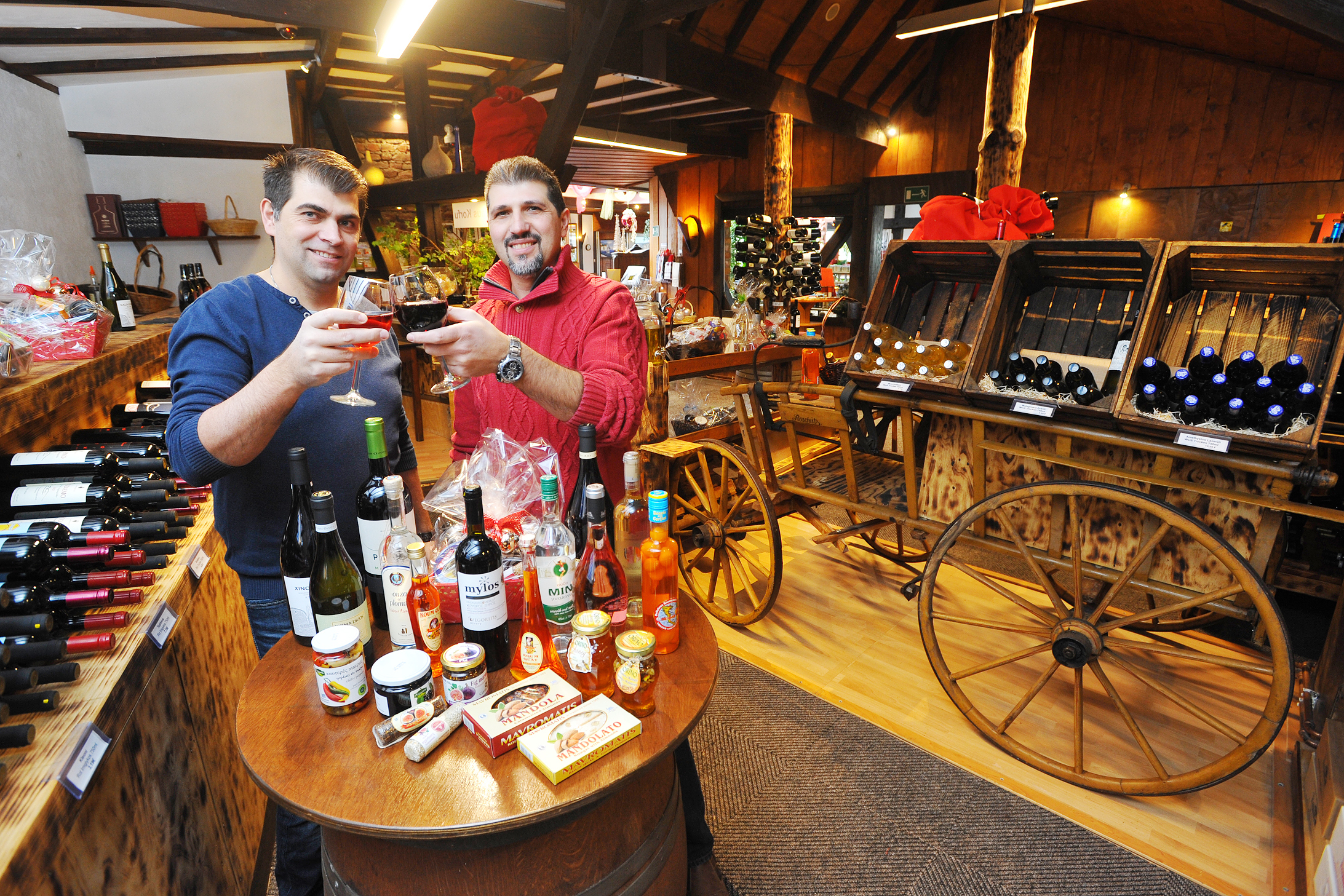 Georgios (rechts) und Eugenios Tsagkaris haben ihr Restaurant um einen Feinkostladen erweitert. Foto: de Clerque