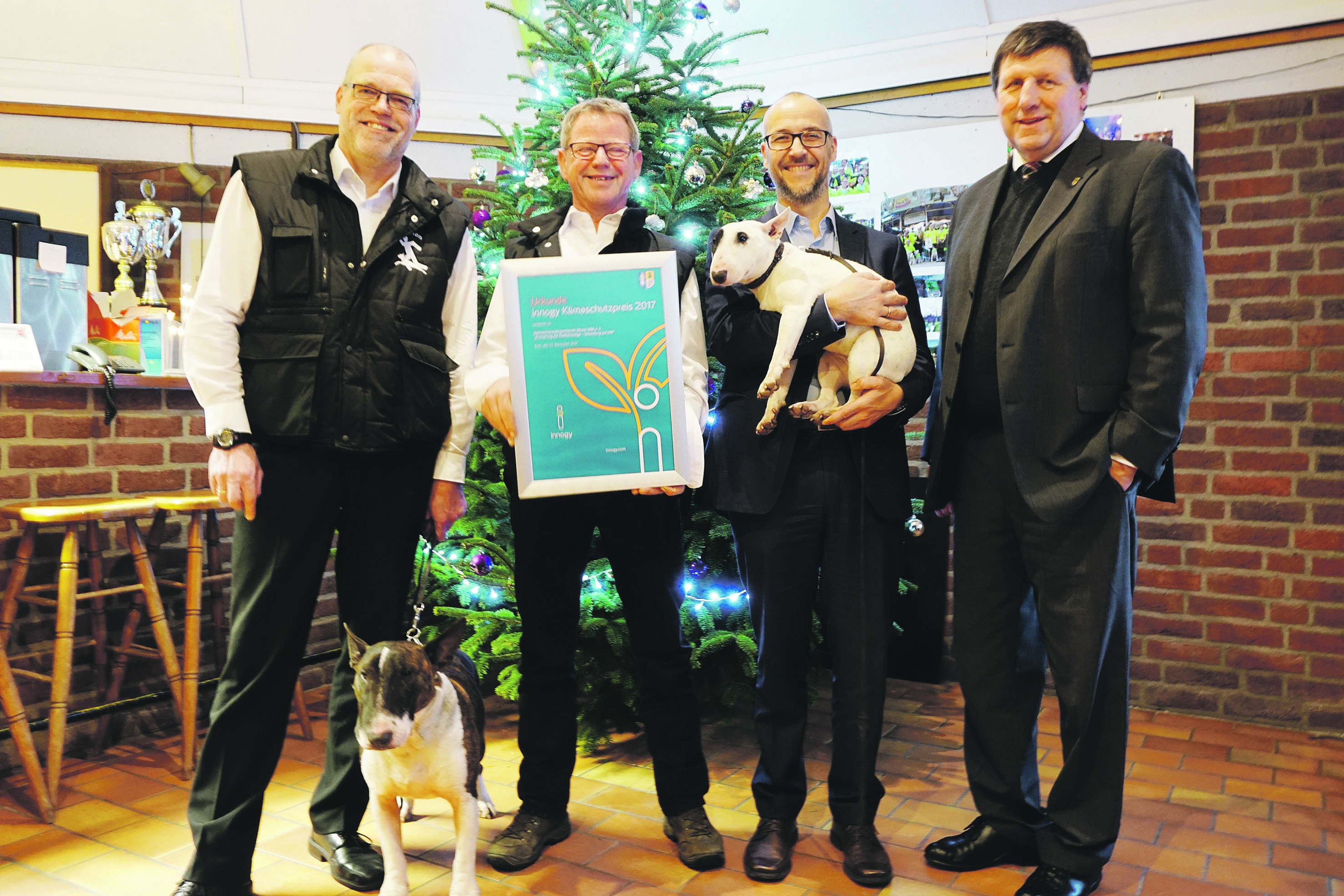 Der Vereinsvorstand mit Kassierer Jochen Helpenstein, Wolfgang Feddema (Vorsitzender), Dirk Krämer (innogy) mit Zwergbullterrier auf dem Arm und Bürgermeister Ulrich Francken (vl.n.r.).