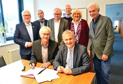 Landrat Makiolla und Rainer Goepfert (vorn links) von der AWO unterschrieben den Vertrag ebenso wie Horst Müller-Baß (Lünen), Herbert Dörmann (Signal) und Uwe Ringelsiep (hinten v.l.). Ebenfalls dabei waren Fachbereichsleiter Norbert Diekmännken, Sozialausschussvorsitzende Angelika Chur und Sozialdezernent Torsten Göpfert (hinten, v.r.).