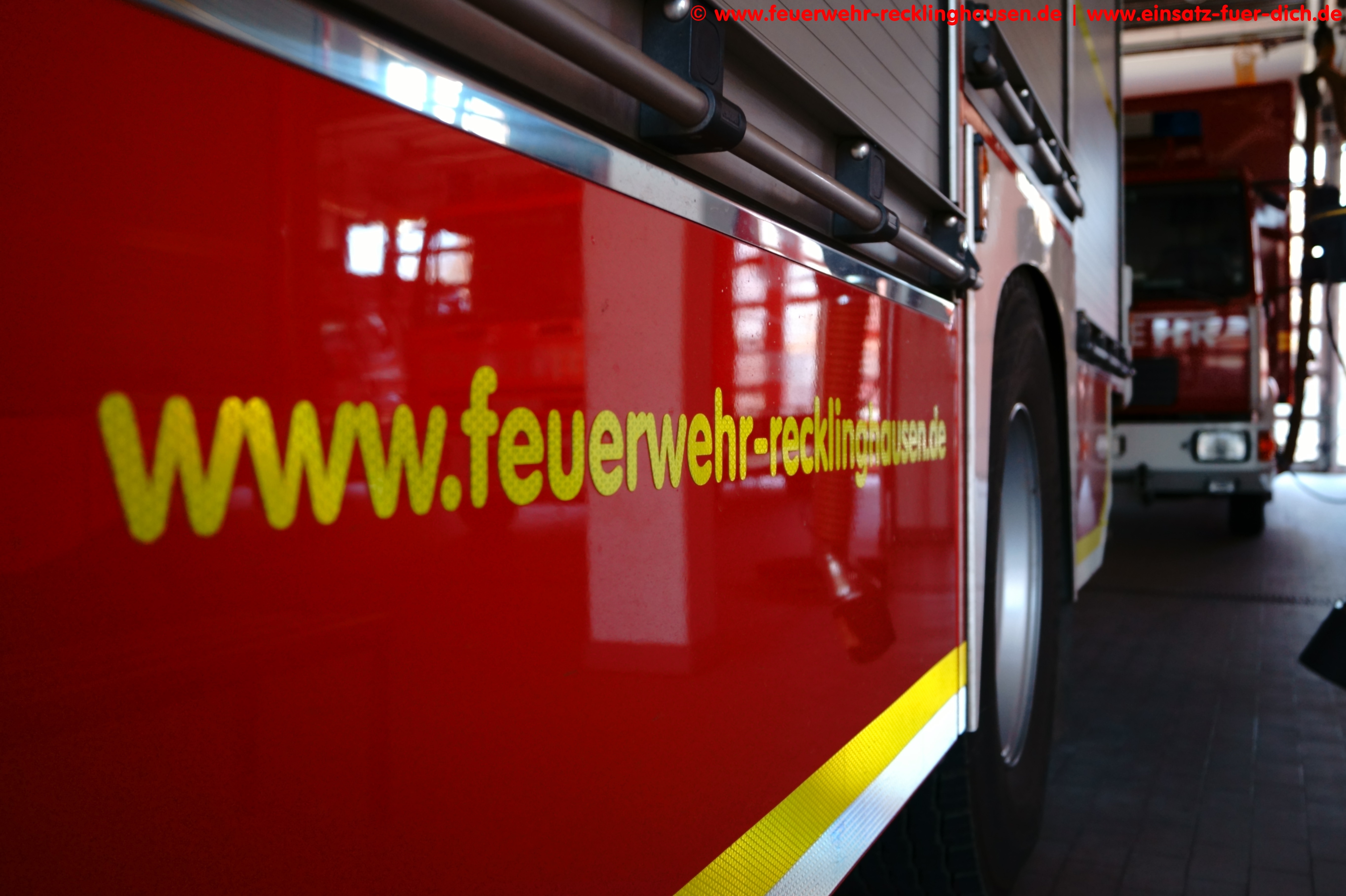 Die Feuerwehr hatte viel zu tun beim Brand von 600 Autos. Foto: Ch. Schell / Feuerwehr RE