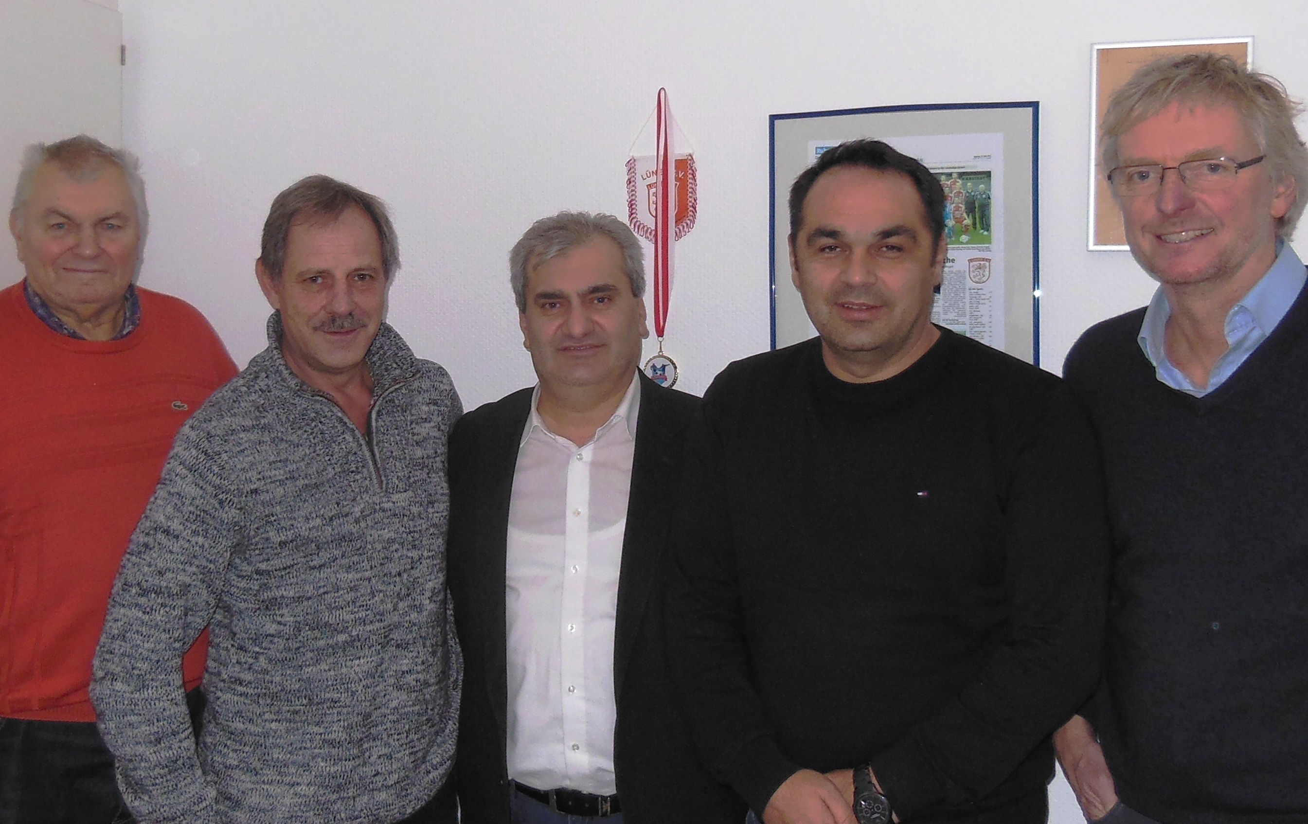 Erster und zweiter Vorsitzender Imdat Acar (Mitte) und Peter Marx (r.) begrüßten Samir Sabanovic (2. V. r.) als neuen Mitstreiter. Mit dabei waren Pressesprecher Reinhold Urner und Tafil Kralani, der als Vertreter der Altherren schon lange im Vorstand mitarbeitet (v. l.). Foto Janning
