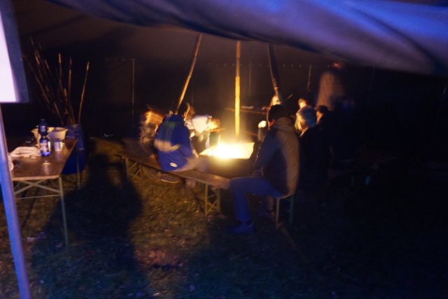 Stockbrot backen in der Pfadfinder-Jurte.