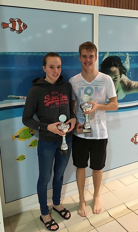 Nina Darenberg und Thorben Grzanna (v.l.n.r.) holen sich die SFU-Sprintpokale