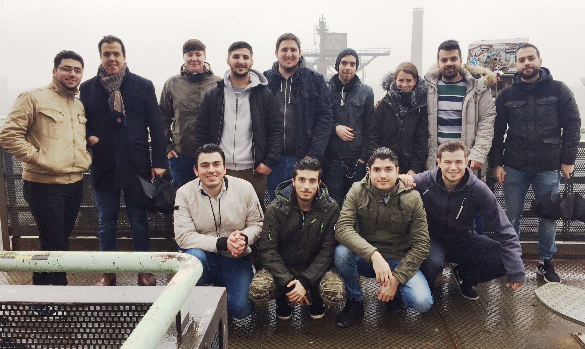 Oben von links: Husam Kazmoz, Abdelilah Amrani; Alina Huth (Referentin); Iwan Yasser, Aygün Demirhan, Kevin Markotic, Justyna Kozak, Mamdoh Aboudan
Unten von links: Odai Alaa Eddine; Omar Kamil; Majid Kazmoz; Djuma Ahmad, Nils Tellmann (Referent)