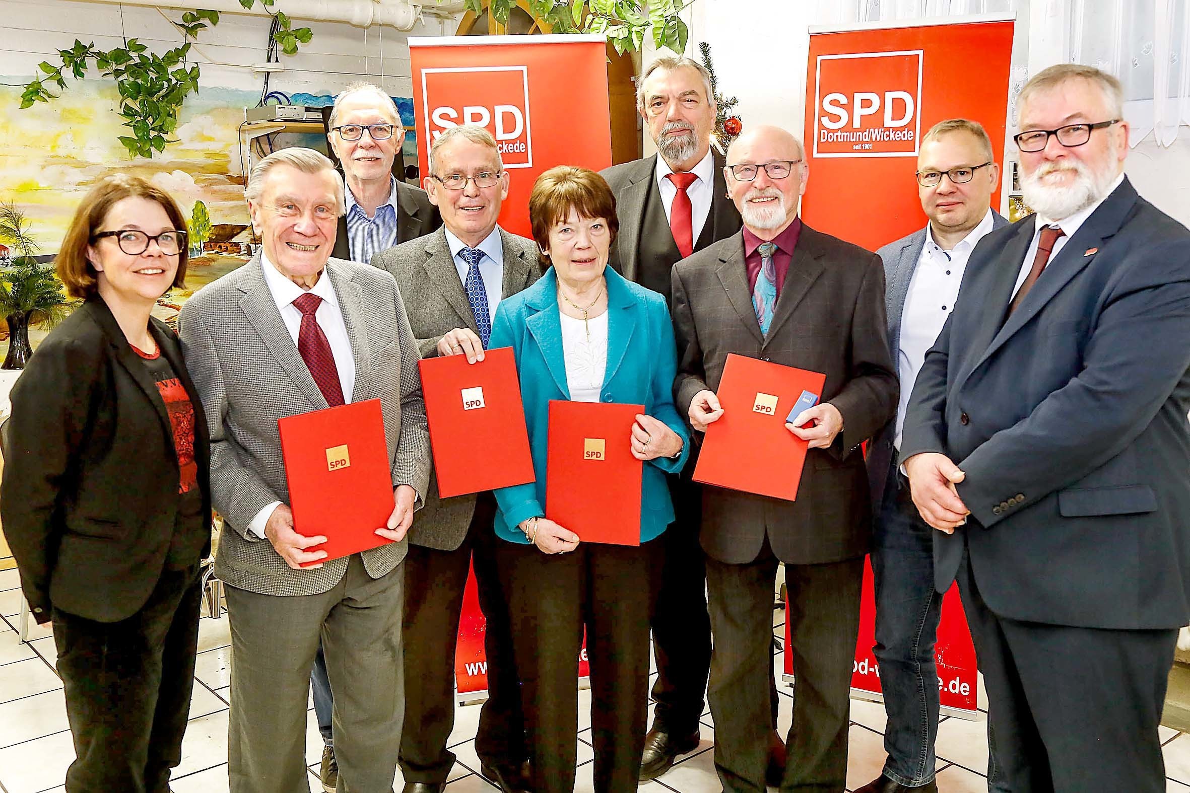 Beim SPD-Ortsverein Wickede haben in einer vorweihnachtlichen Feier die Landtagsabgeordnete und Unterbezirksvorsitzende Nadja Lüders (l.) und der Ortsvereinsvorsitzende Dirk Sanke (r.) die diesjährigen Jubilare für ihre langjährige Mitgliedschaft geehrt.