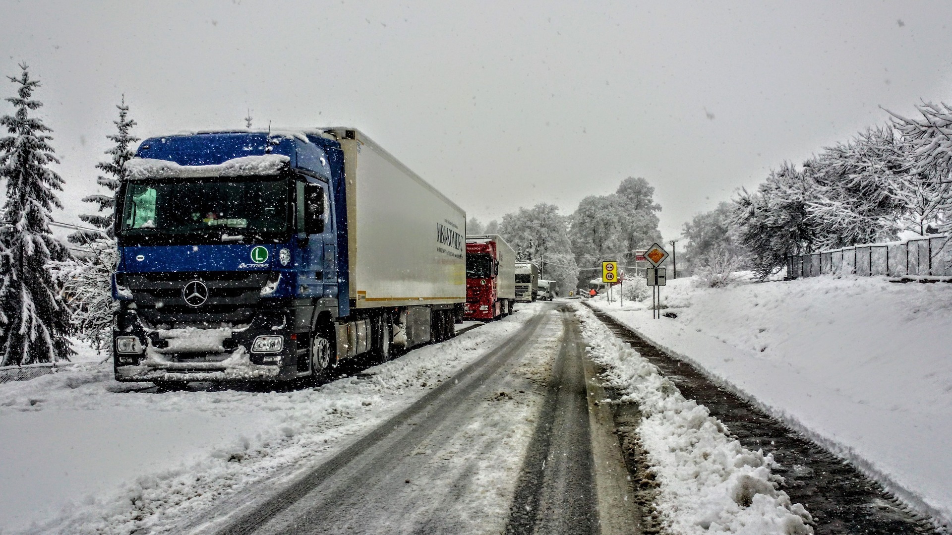 Lkw-Fahrer müssen ihre Brummis stets eisfrei halten. (Symbolbild)