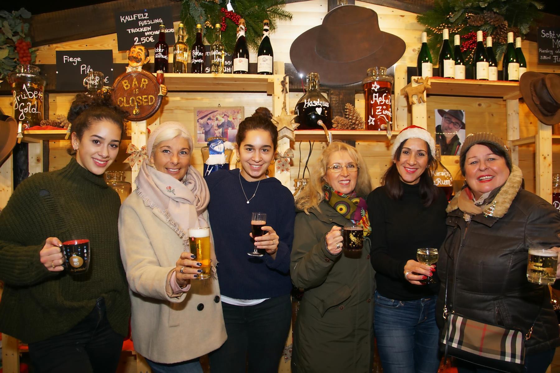 Die zwei Dreigestirne im Franky`s Glühweinstand, von links: Anna, Jungfrau Christiane I., Nadja, Prinzessin Birgit I., Hafida, Bäuerin Petra II.
