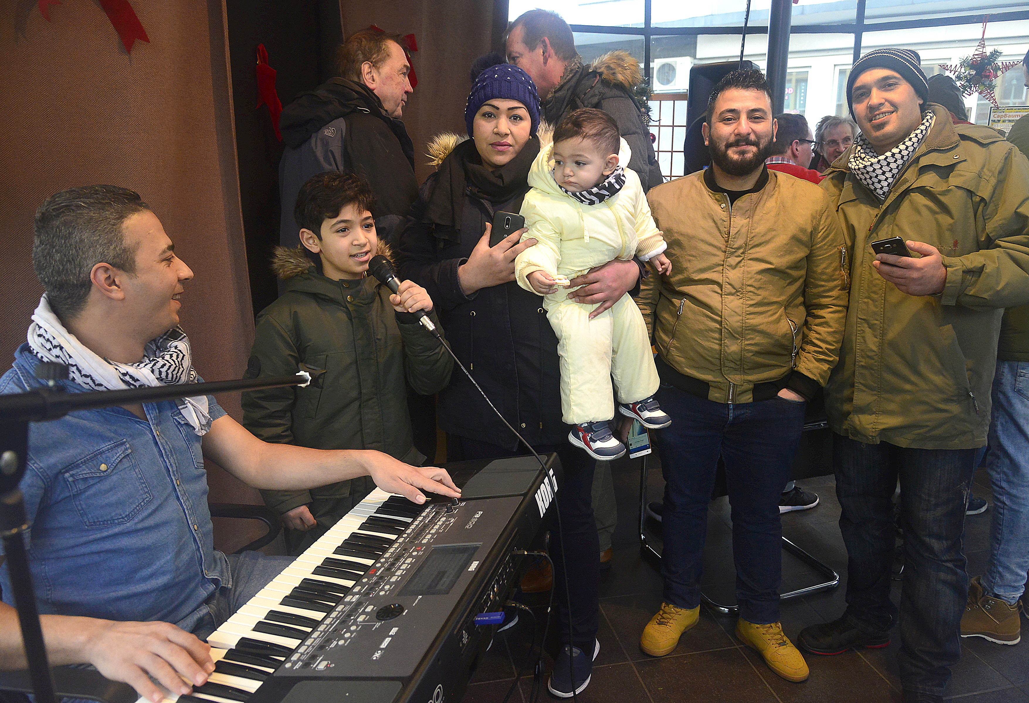 Zahlreiche Helfer und Flüchtlinge versammelten sich auf dem Fest. Für die Musik sorgte Mohammad Khaled. Foto: baza