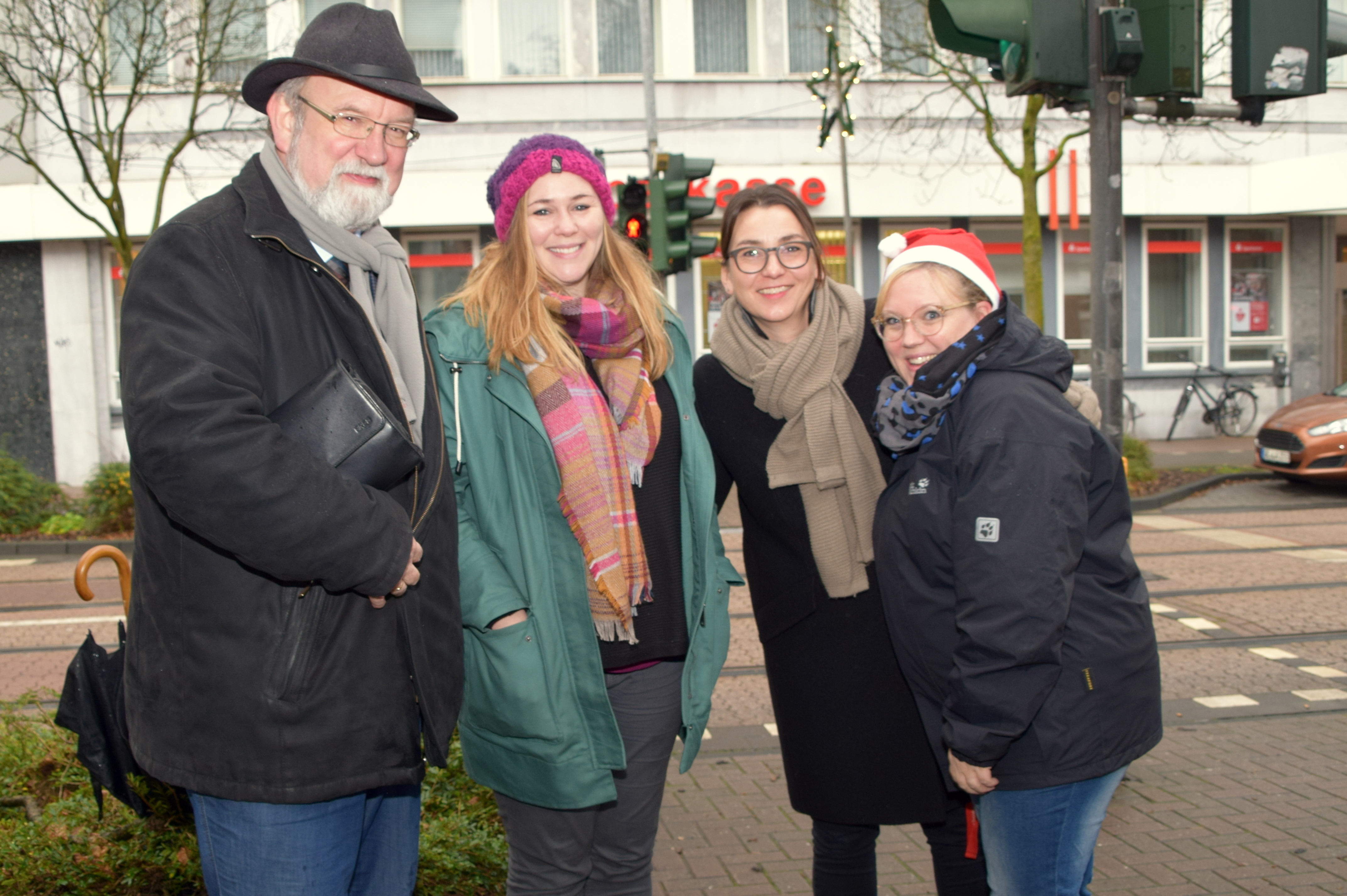 Das Team vom Niederrhein Anzeiger mit Redaktionsleiterin Lisa Peltzer (r.) und Dunja Vogel (2.v.r.) begrüßte am Freitagvormittag auch Lea Eickhoff (2.v.l.), Geschäftsführerin der Freilicht AG, und Wolfgang Kammann, externe Kommunikation bei den Stadtwerken Dinslaken.