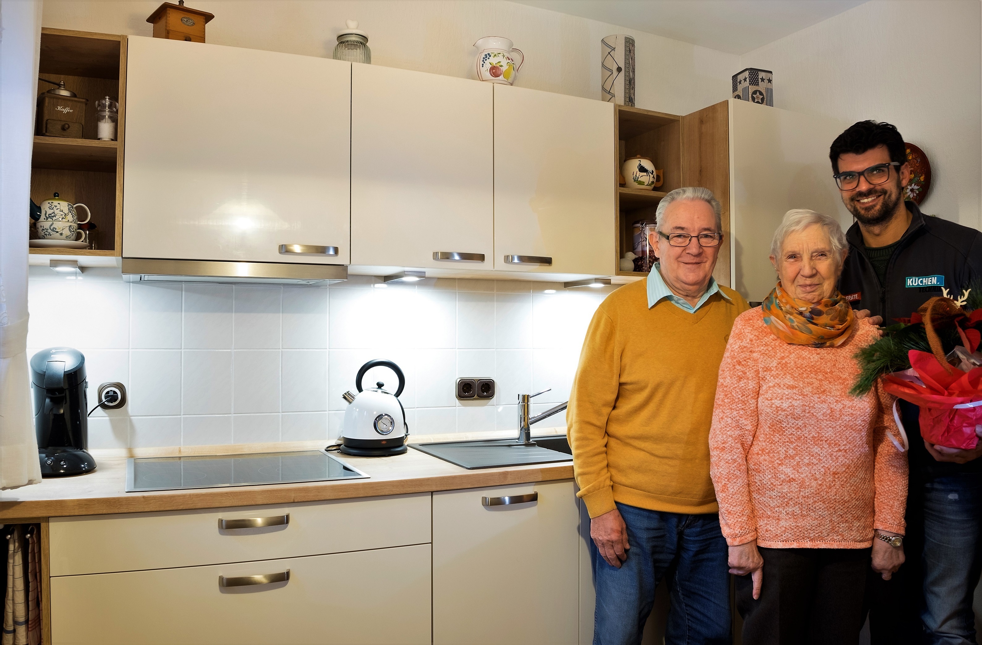 Küchenstudioleiter André Cetera hat dem Ehepaar bei der „Inspektion“ der neuen Küche auch einen „blumenreichen Glückwunsch“ des gesamten Teams überbracht.
Foto: Sivani Boxall