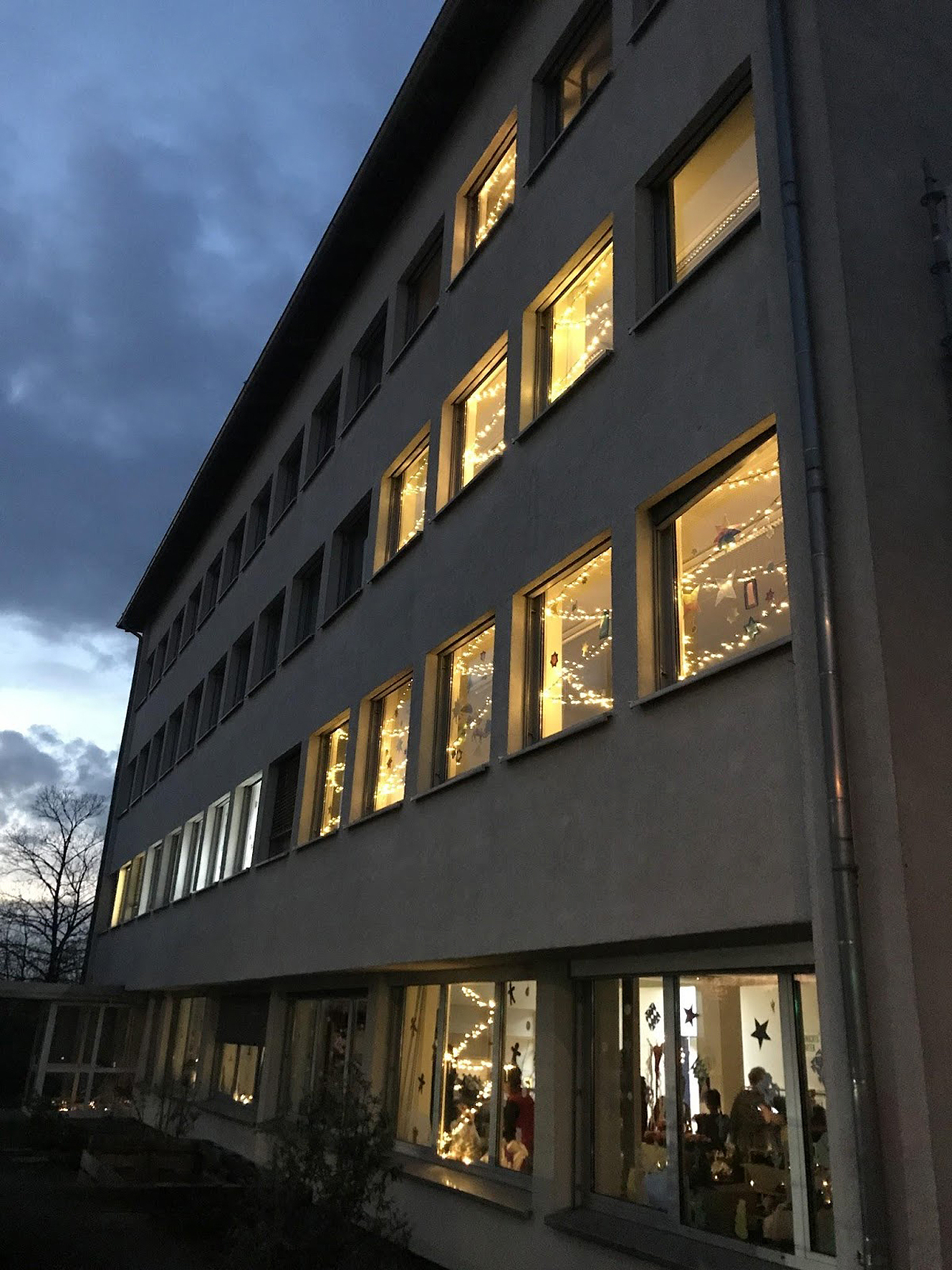 Mit sparsamen LED-Lichterketten und Smart-Home-Steuerung ist der Lichterbaum von Schülerinnen und Schülern der HagenSchule realisiert worden.