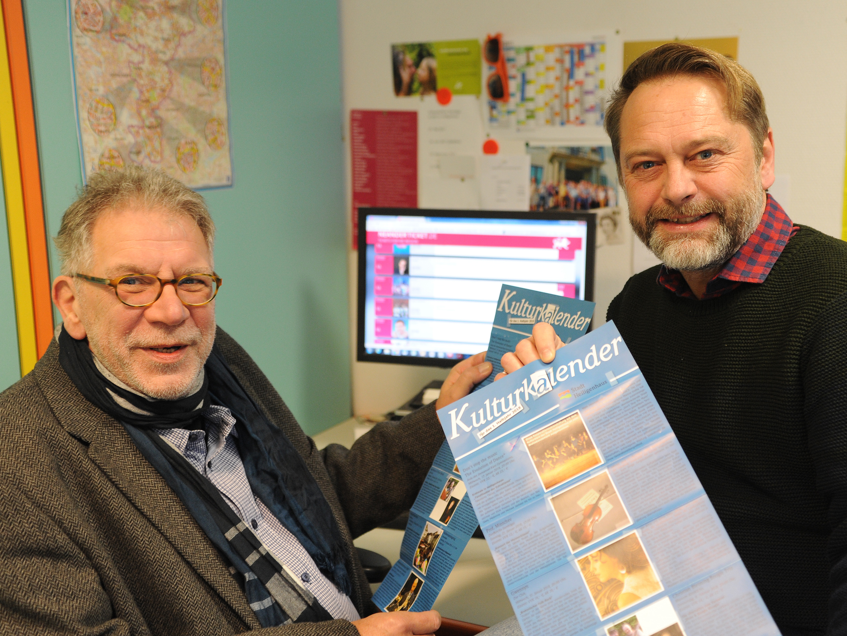 Jürgen Weger und Stephan Nau vom Kulturbüro Heiligenhaus machen darauf aufmerksam, dass alle Veranstaltungen aus dem aktuellen Kulturkalender über "neanderticket.de" gebucht werden können.