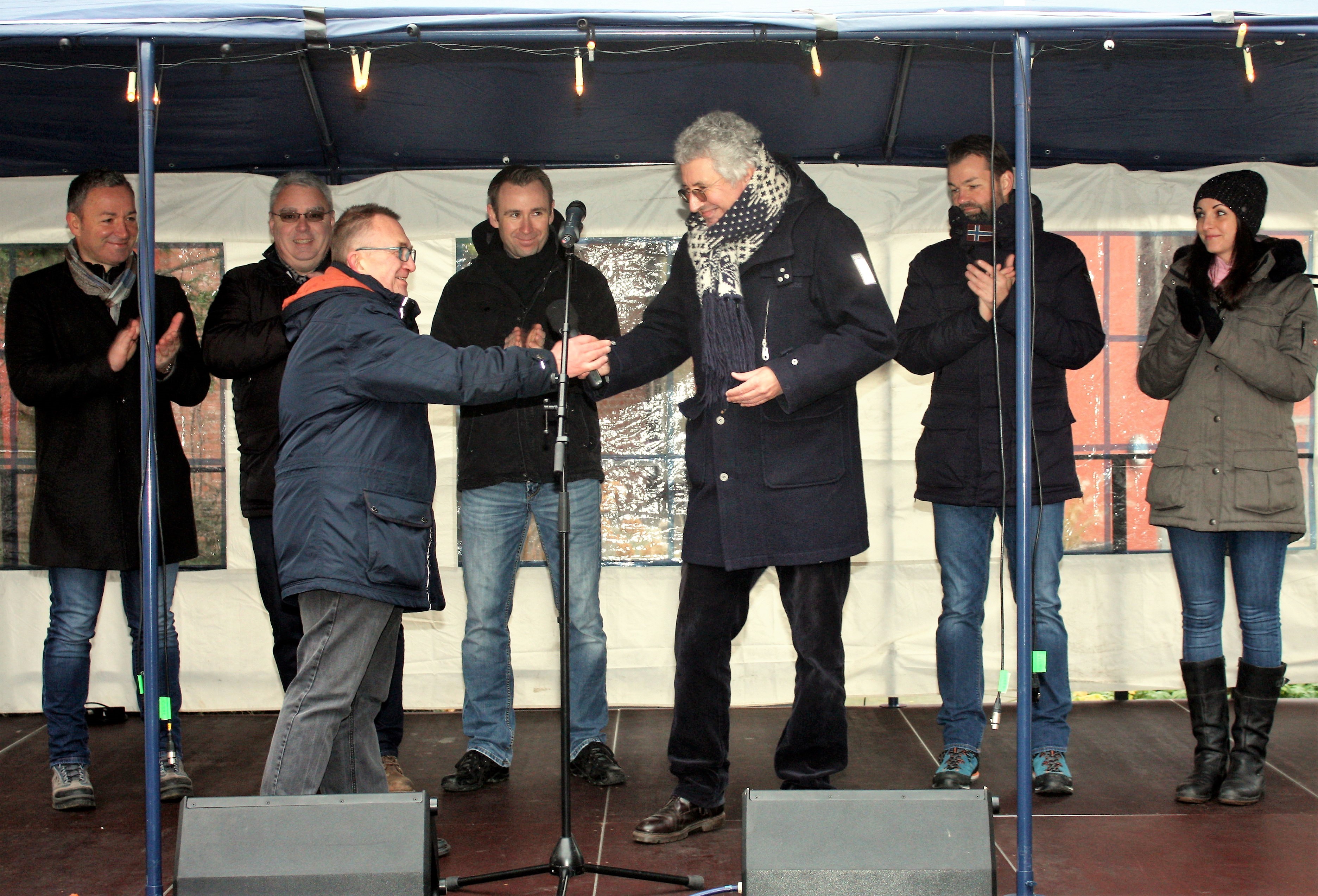 Sie gaben den Startschuss zum 12. Röttgersbacher Weihnachtsmarkt der großen Hilfe. V.l.n.r. Thomas Stoy, Ulrich Meuter, Reiner Terhorst, Stephan Breitenbruch, Schirmherr Jörg Weißmann, Axel Kocar und Belinda Möller-Oberreich. Fotos: Jürgen Hovorka