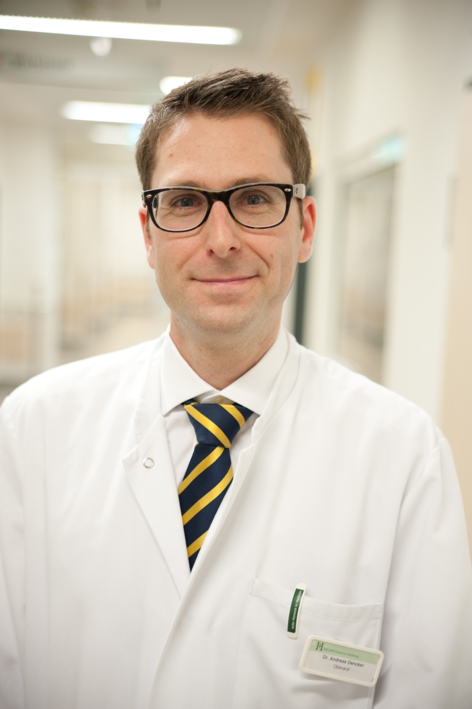 Dr. Andreas Dencker, Oberarzt der Plastischen und Handchirurgie an der Hamborner Helios St. Johannes Klinik und Verbrennungsexperte.