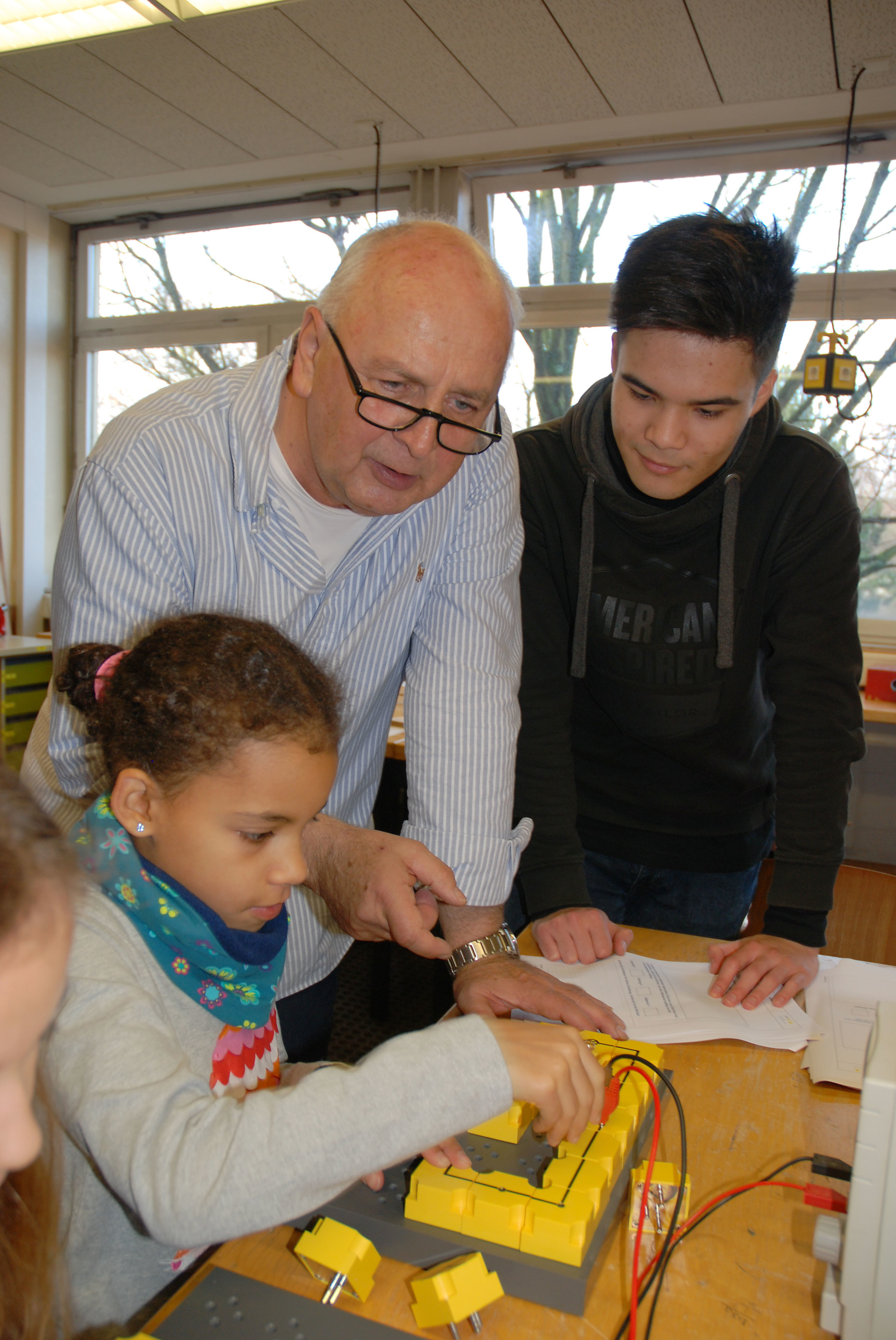 Technisch ist der 18-jährige Alexander fit genug. Didaktisch hilft Physik- und Techniklehrer Waldemar Nowak noch aus. Fotos: hub