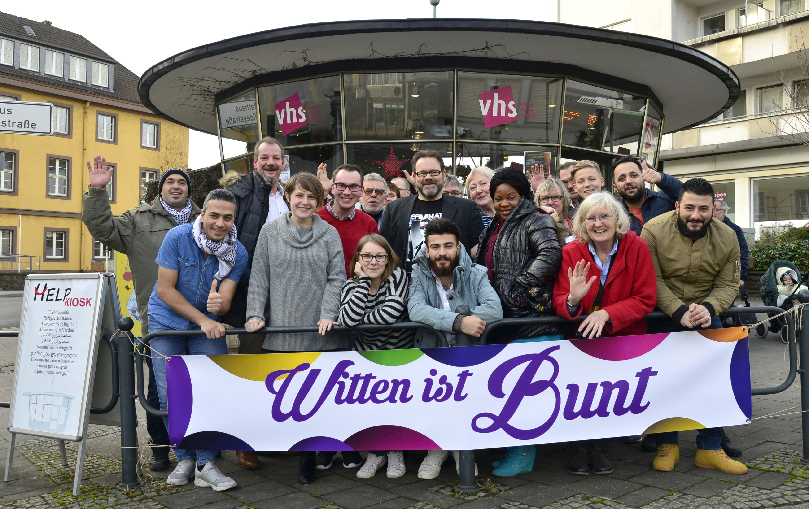 Help-Kiosk feiert seinen 3. Geburtstag mit einem kleinen Fest an der Hauptstraße. Mitbegründerin und Vorsitzende Lilo Dannert (vorne rote Jacke) berichtet von gestern, heute und morgen.
Foto: Barbara Zabka