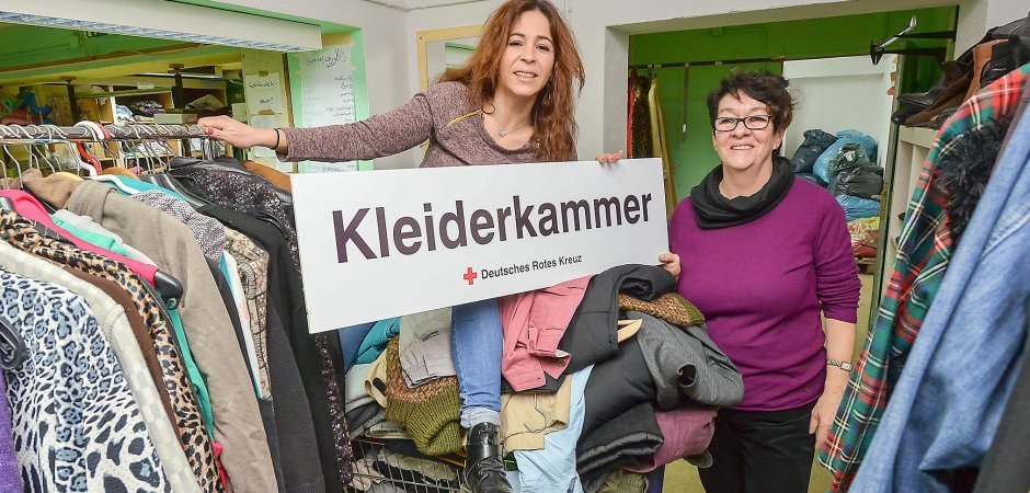 Kleiderkammer-Leiterin Corinna Kawaters und Fatna Kachar, die die Kleiderausgabe im Herrenbereich organisiert